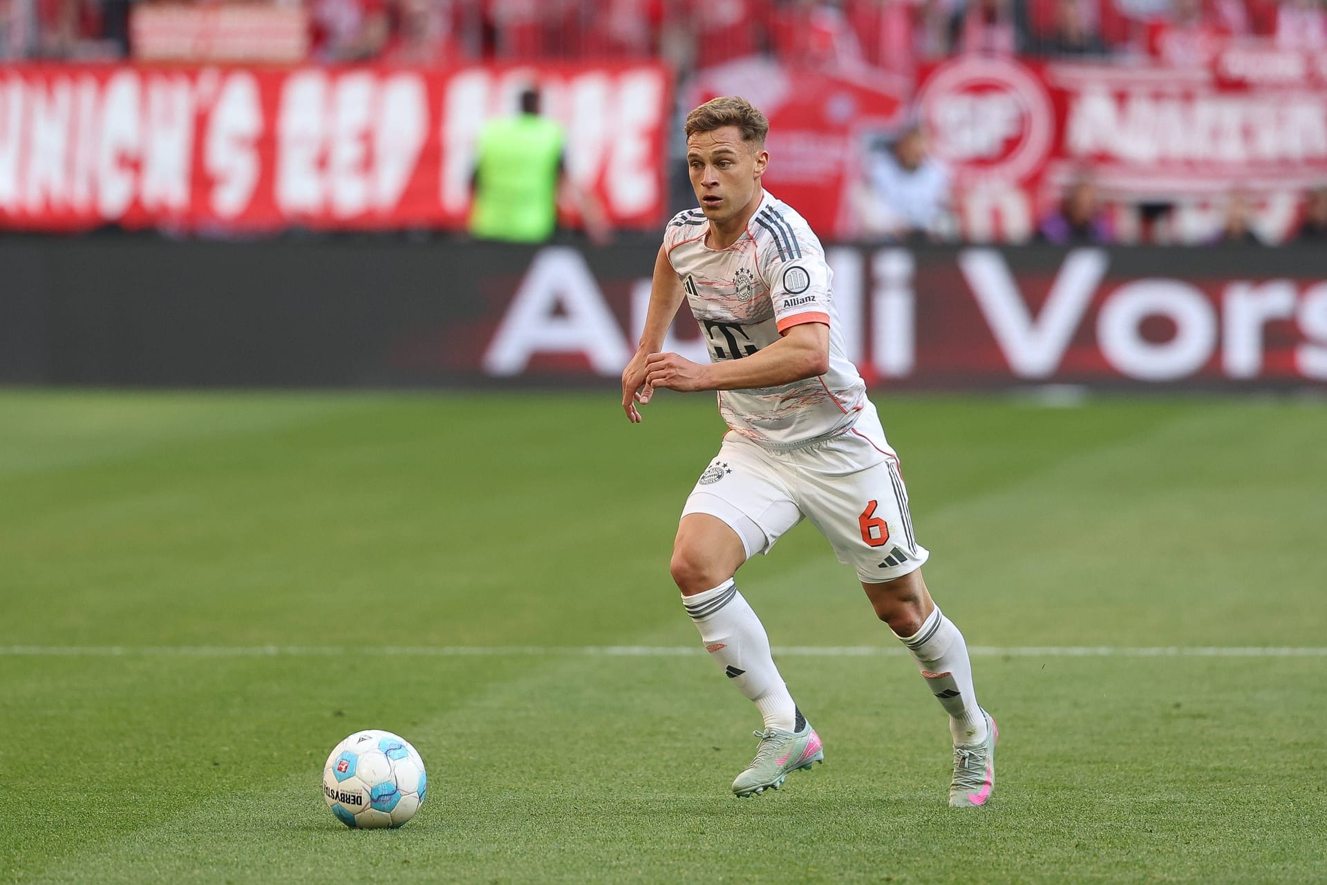 Joshua Kimmich: Beförderte nach einer Ecke den Ball ungewollt aufs eigene Tor – Neuer verhinderte das Unglück gerade noch. Mit seiner Verlagerung am 1:0 beteiligt. Übernahm zunehmend die Spielkontrolle. Die entscheidenden Impulse fehlten dabei dieses Mal aber ein wenig. Note 3 Joshua Kimmich: Beförderte nach einer Ecke den Ball ungewollt aufs eigene Tor – Neuer verhinderte das Unglück gerade noch. Mit seiner Verlagerung am 1:0 beteiligt. Übernahm zunehmend die Spielkontrolle. Die entscheidenden Impulse fehlten dabei dieses Mal aber ein wenig. Note 3
