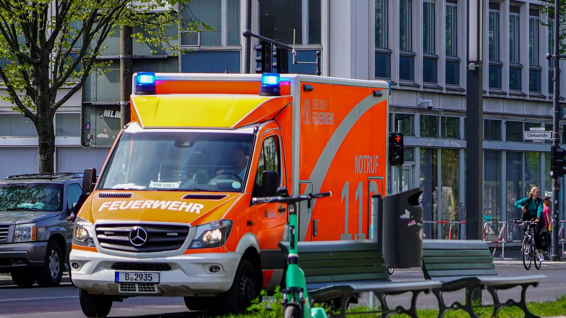 Rettungswagen (Symbolbild): Der Mann musste in einem Krankenhaus operiert werden. Rettungswagen (Symbolbild): Der Mann musste in einem Krankenhaus operiert werden.