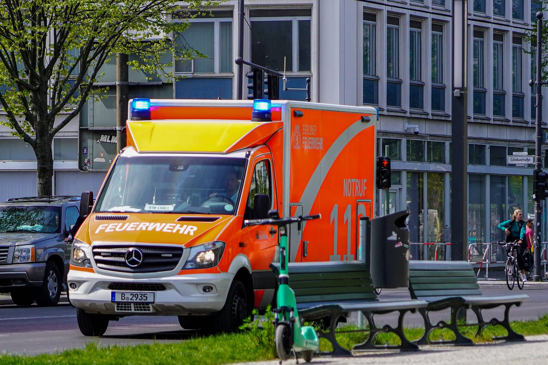 Rettungswagen (Symbolbild): Der Mann musste in einem Krankenhaus operiert werden.