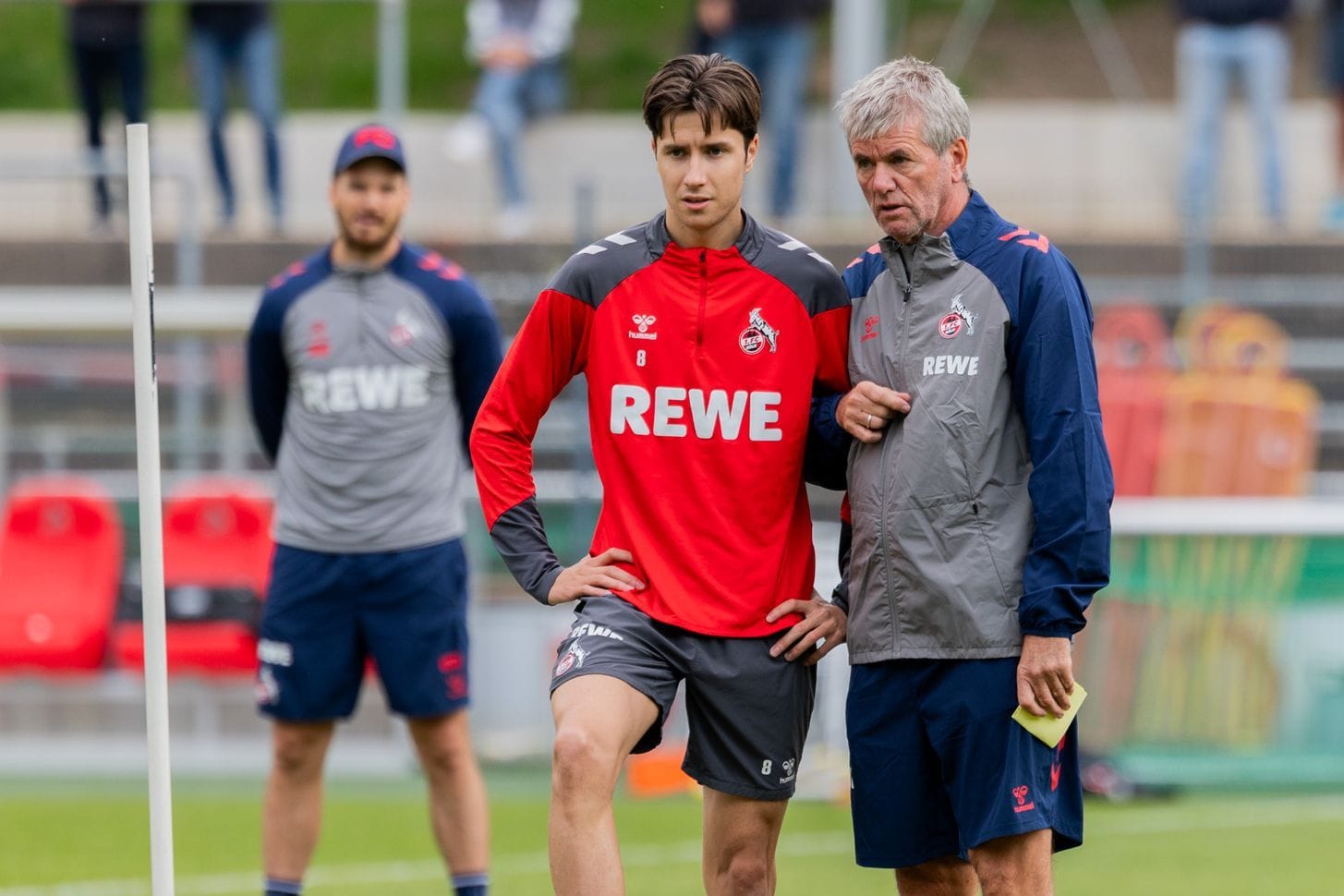 Franz-Kremer-Stadion: Friedhelm Funkel spricht bei seinem ersten Training mit Denis Huseinbasic. Franz-Kremer-Stadion: Friedhelm Funkel spricht bei seinem ersten Training mit Denis Huseinbasic.
