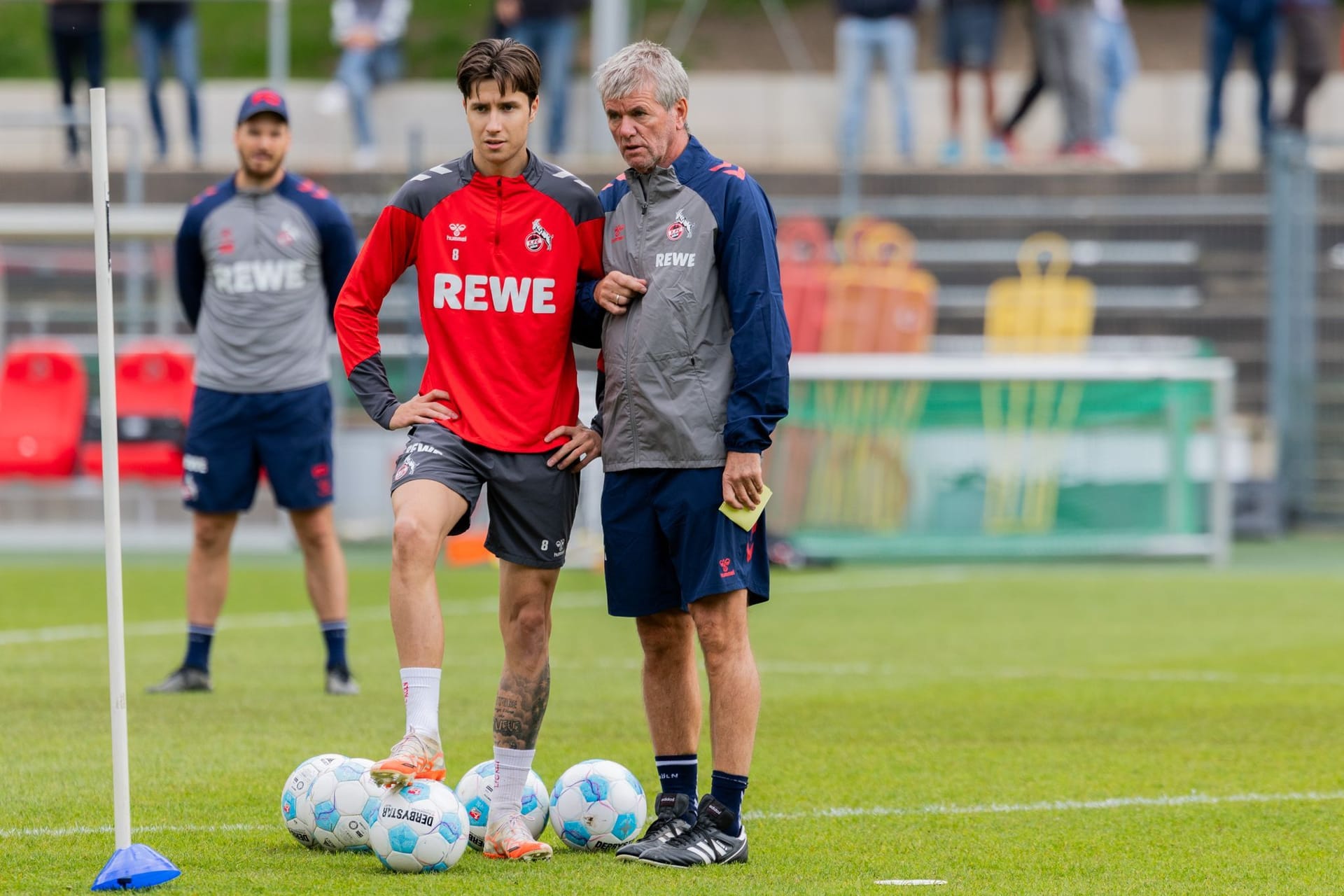 Franz-Kremer-Stadion: Friedhelm Funkel spricht bei seinem ersten Training mit Denis Huseinbasic. Franz-Kremer-Stadion: Friedhelm Funkel spricht bei seinem ersten Training mit Denis Huseinbasic.