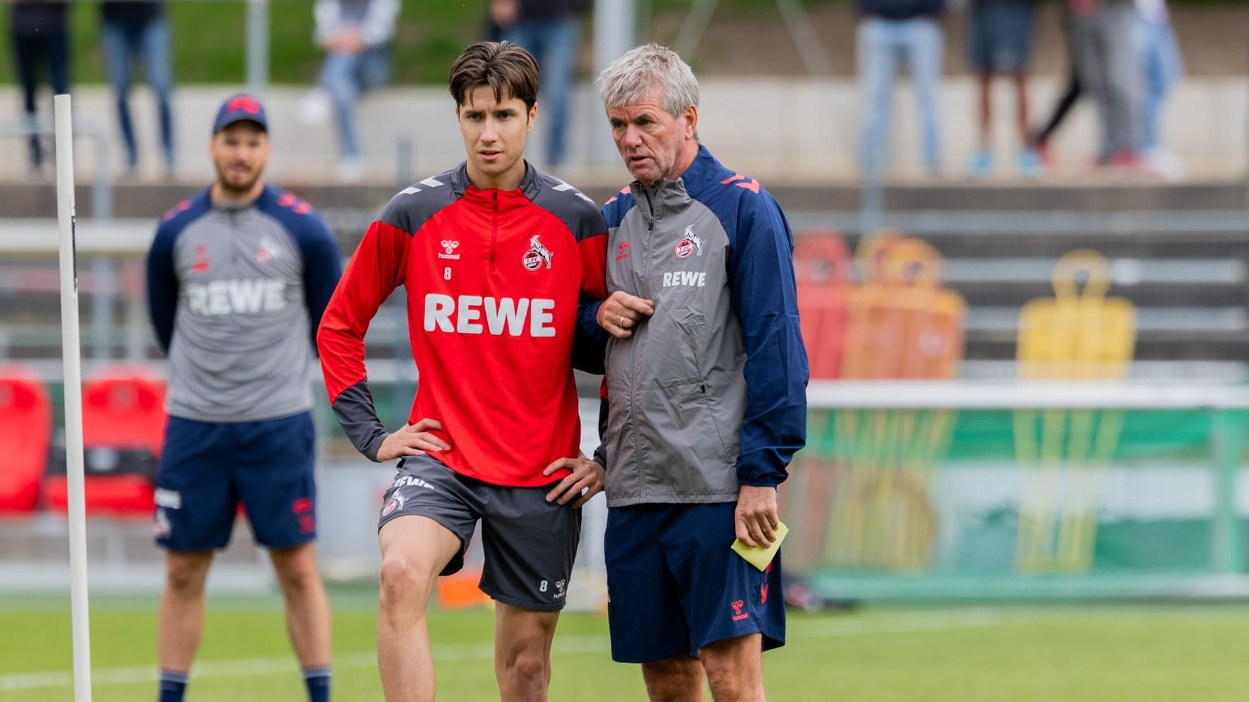Franz-Kremer-Stadion: Friedhelm Funkel spricht bei seinem ersten Training mit Denis Huseinbasic.