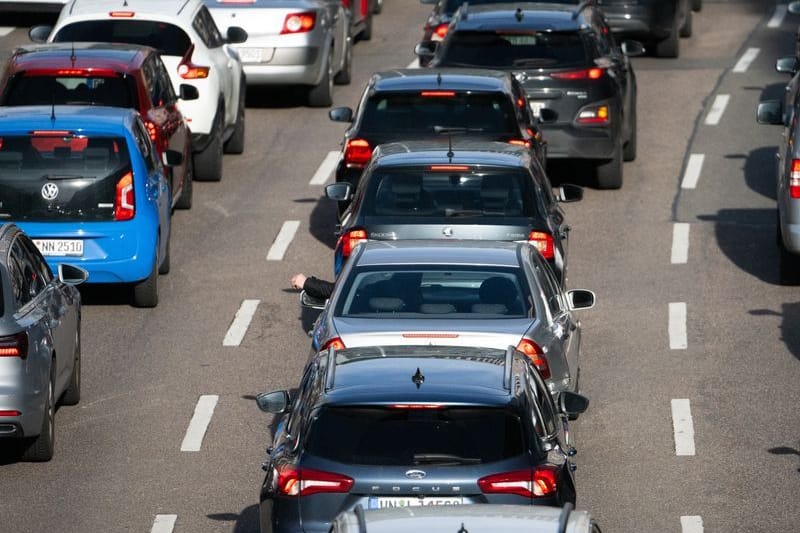 Autos stehen auf einer Autobahn im Stau: Auf der A4 bei Köln ist ein Lkw umgekippt.