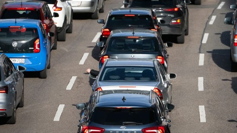 Autos stehen auf einer Autobahn im Stau: Auf der A4 bei Köln ist ein Lkw umgekippt. Autos stehen auf einer Autobahn im Stau: Auf der A4 bei Köln ist ein Lkw umgekippt.