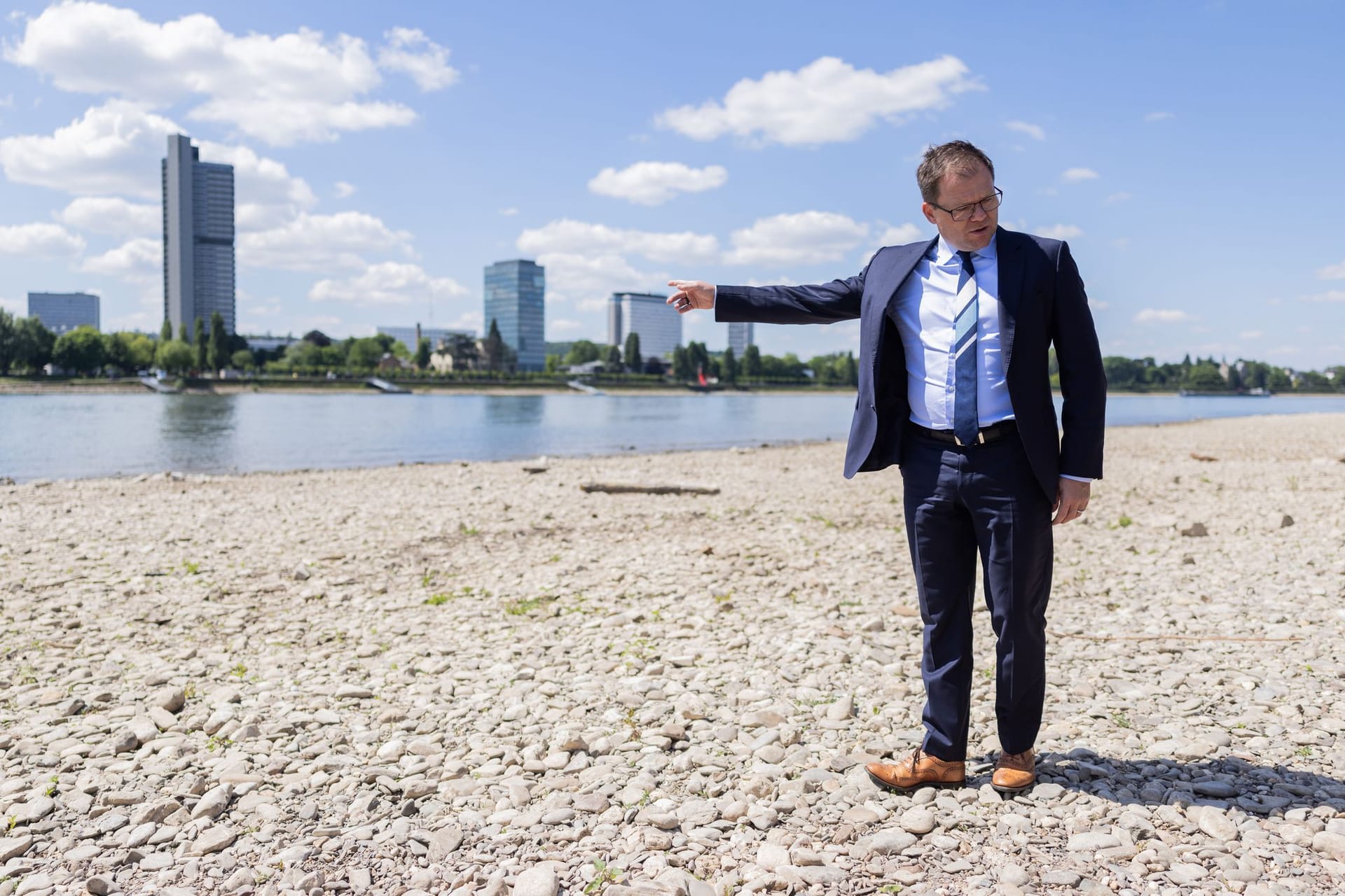 Trockenheit und Niedrigwasser im Rhein - Bonn