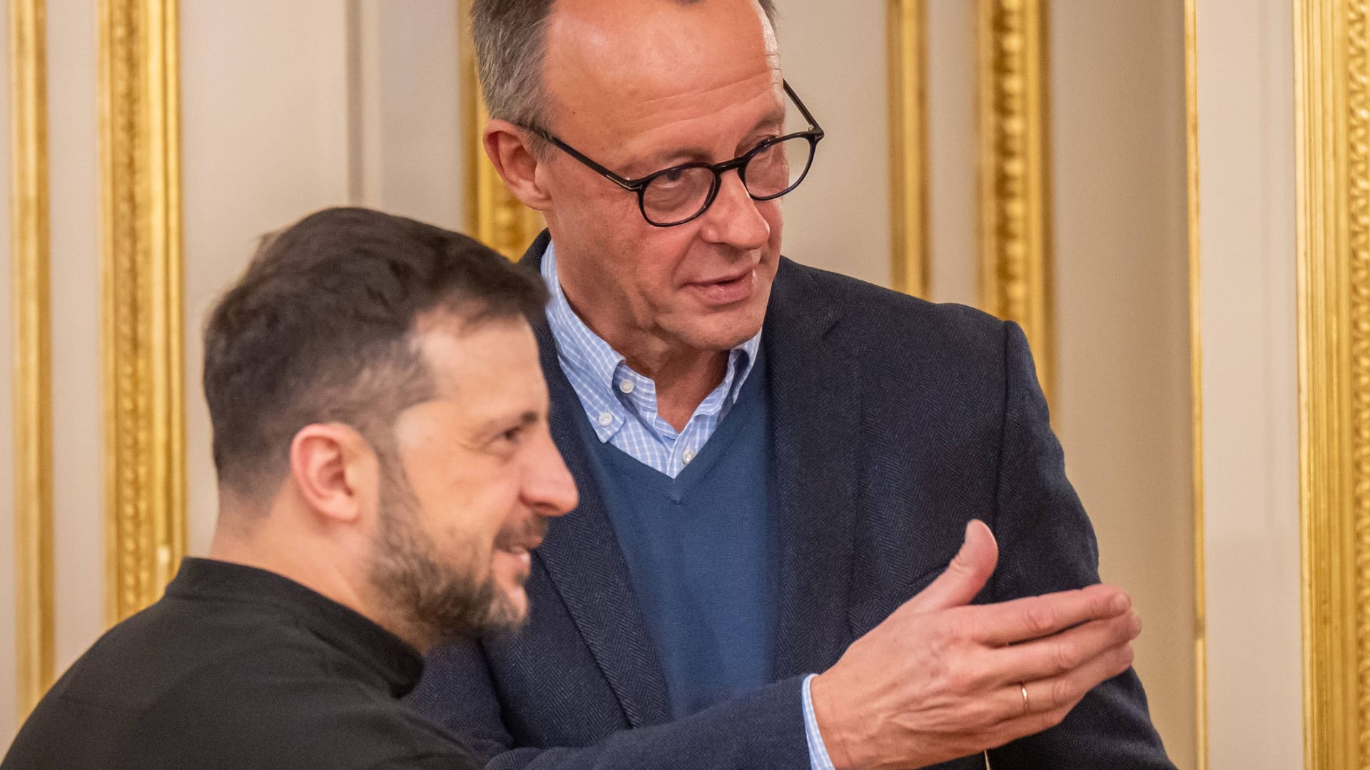 Bundeskanzler Friedrich Merz (CDU, r.) mit Wolodymyr Selenskyj (l.) im Dezember 2024 in Kiew: "Alles tun, was in unseren Kräften steht."