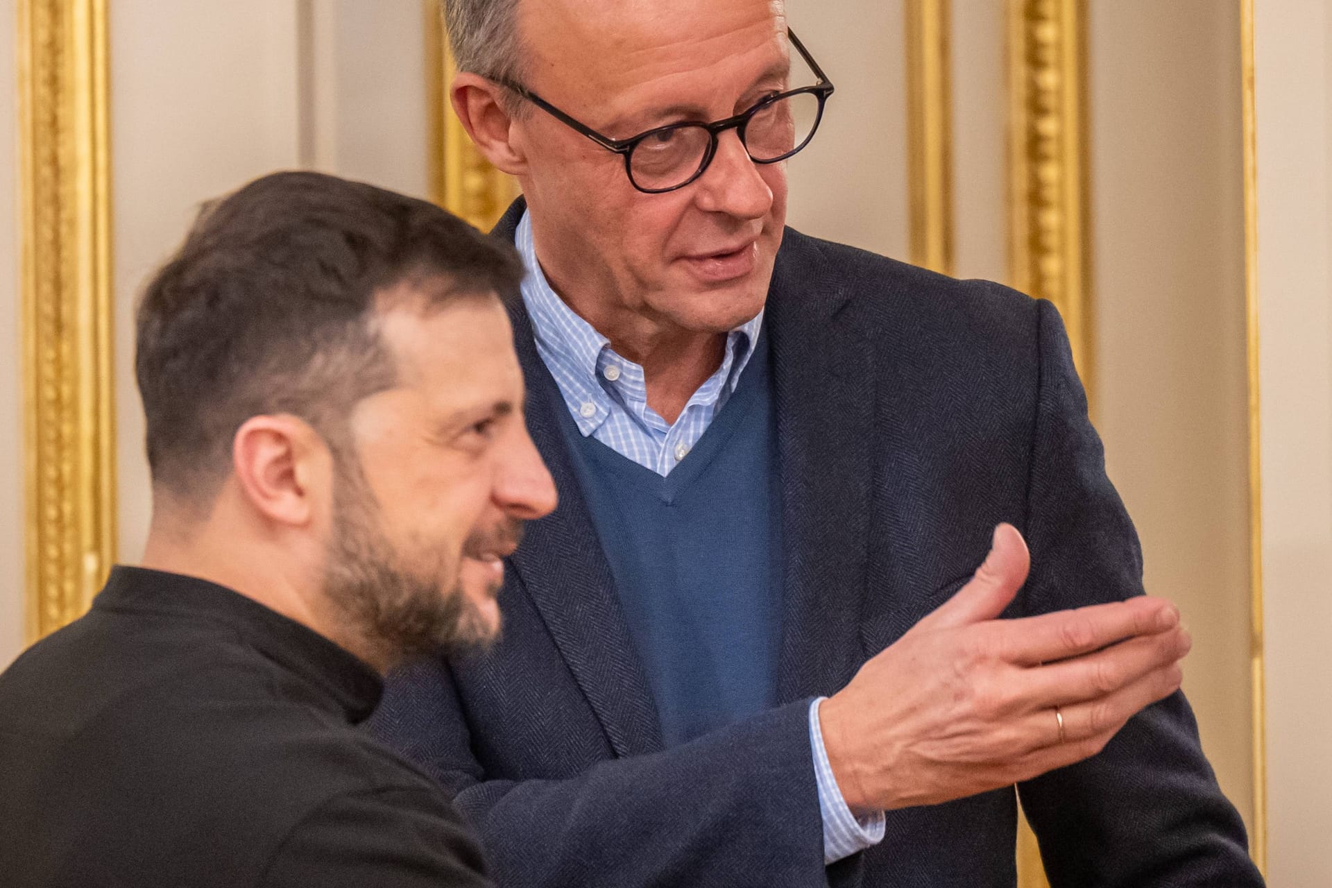 Bundeskanzler Friedrich Merz (CDU, r.) mit Wolodymyr Selenskyj (l.) im Dezember 2024 in Kiew: "Alles tun, was in unseren Kräften steht."
