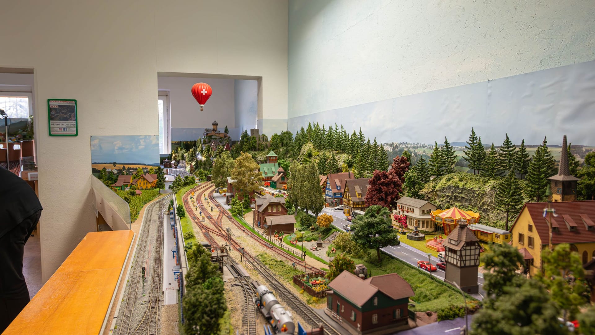Teile der Anlage "Schwarzwald-Bahn": Für den Bau fuhren die Modelleisenbahn-Freunde zu den Originalbahnhöfen Triberg und Hausach.