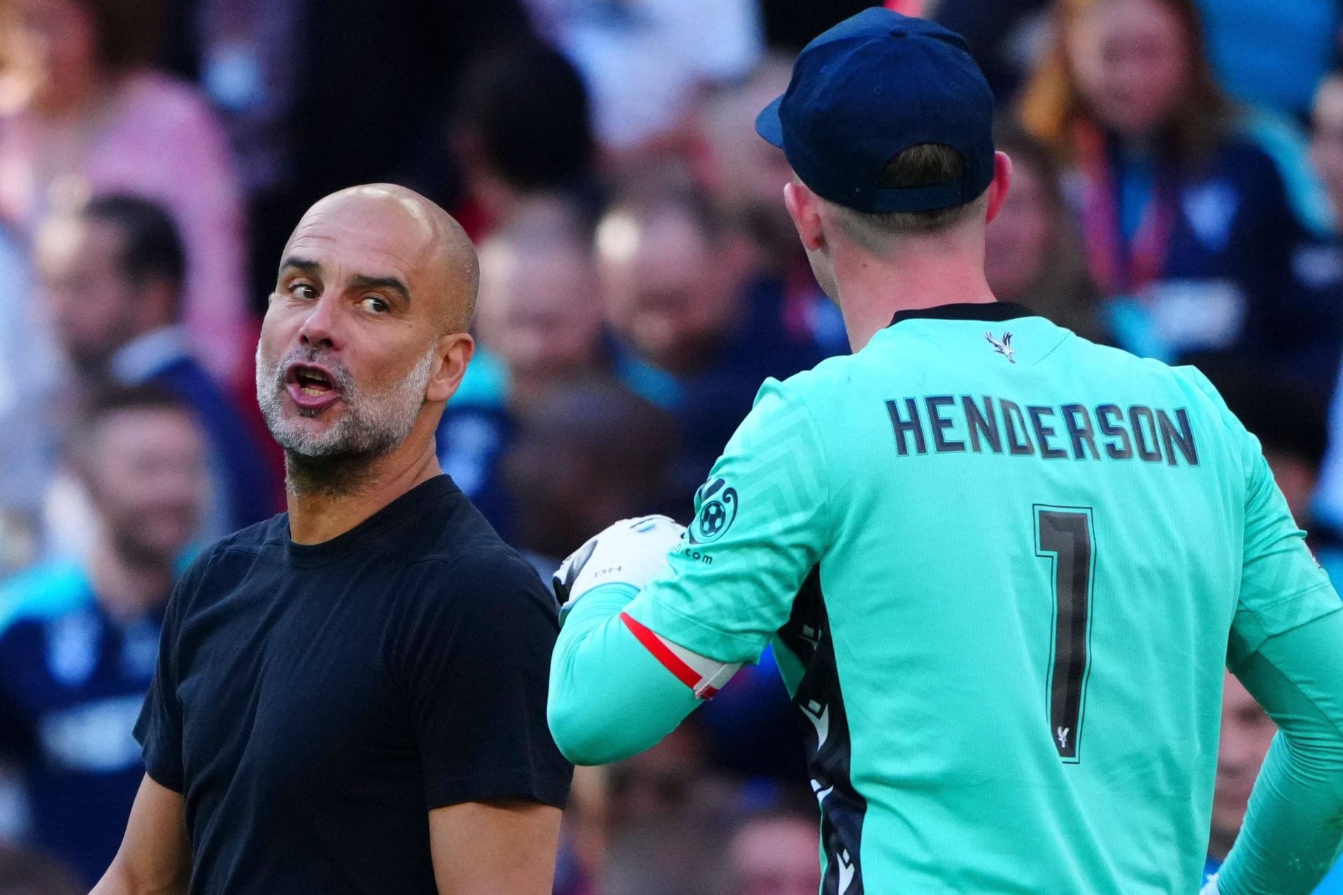 Gereizt: City-Trainer Guardiola (li.) und Palace-Keeper Henderson.