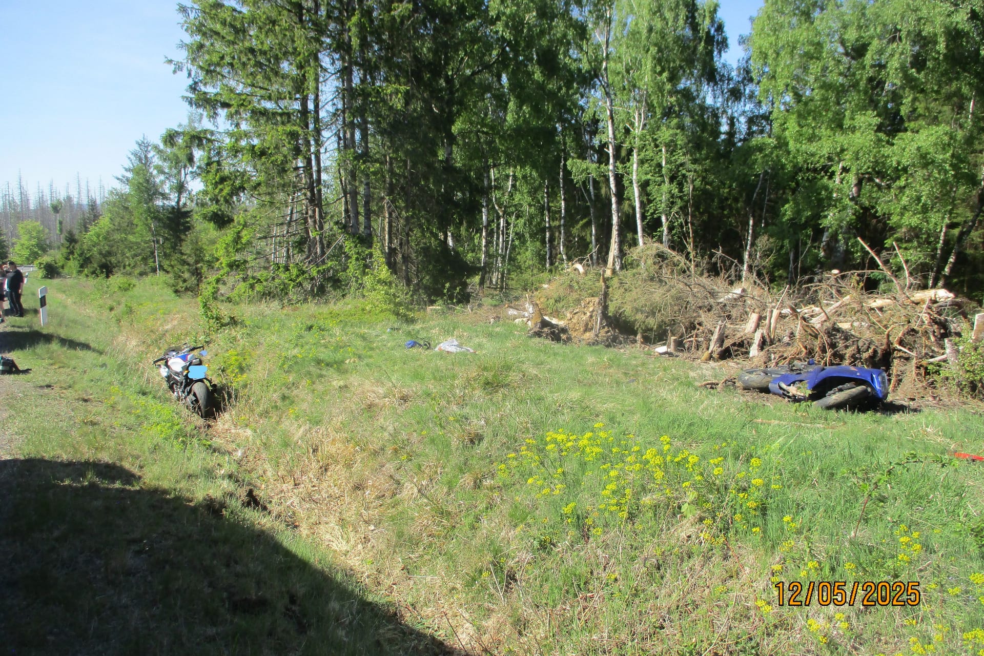 Motorräder liegen nach einem Unfall im Wald: Der Braunschweiger kam mit seinem Motorrad von der Straße ab.
