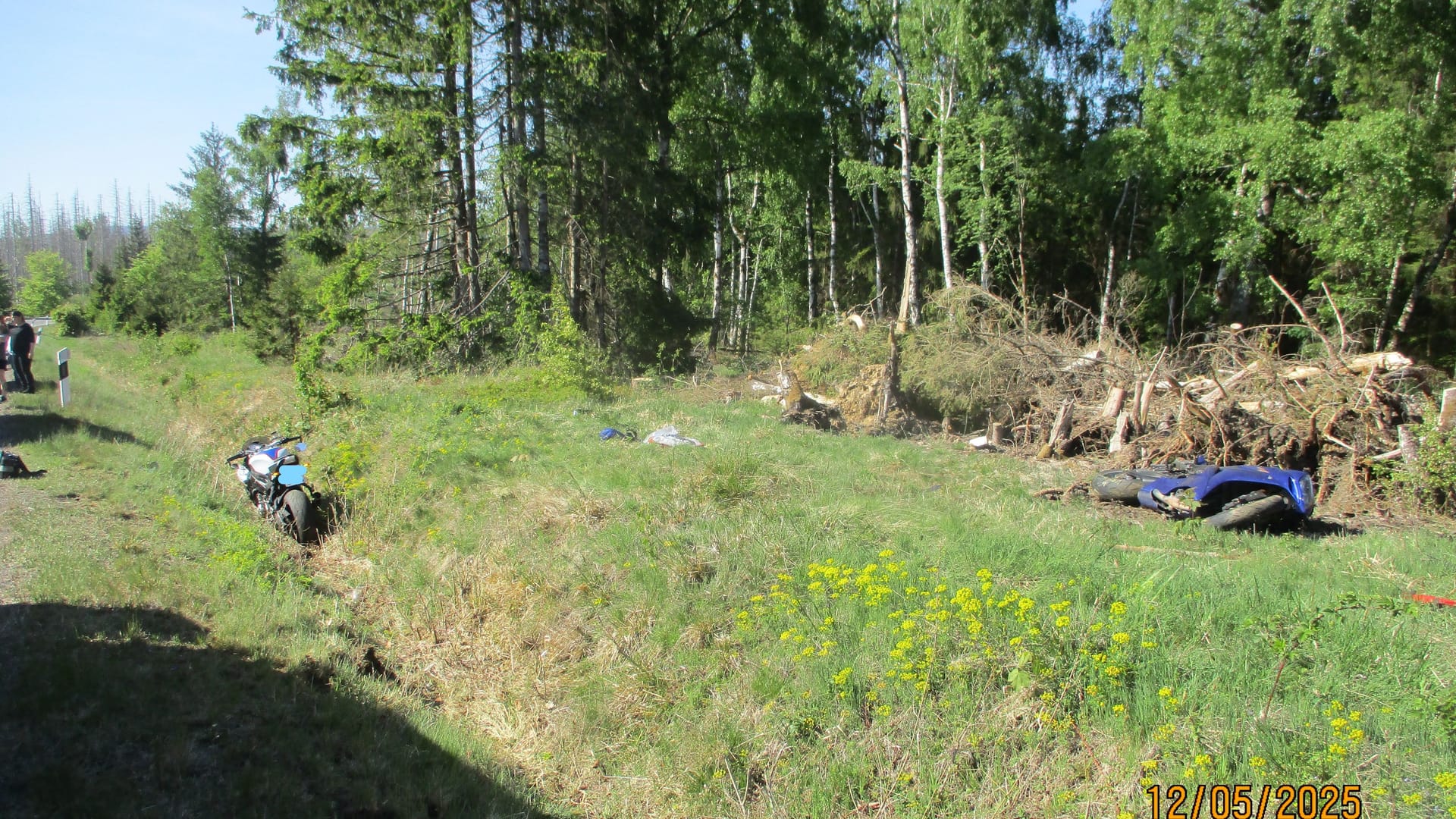 Motorräder liegen nach einem Unfall im Wald: Der Braunschweiger kam mit seinem Motorrad von der Straße ab.