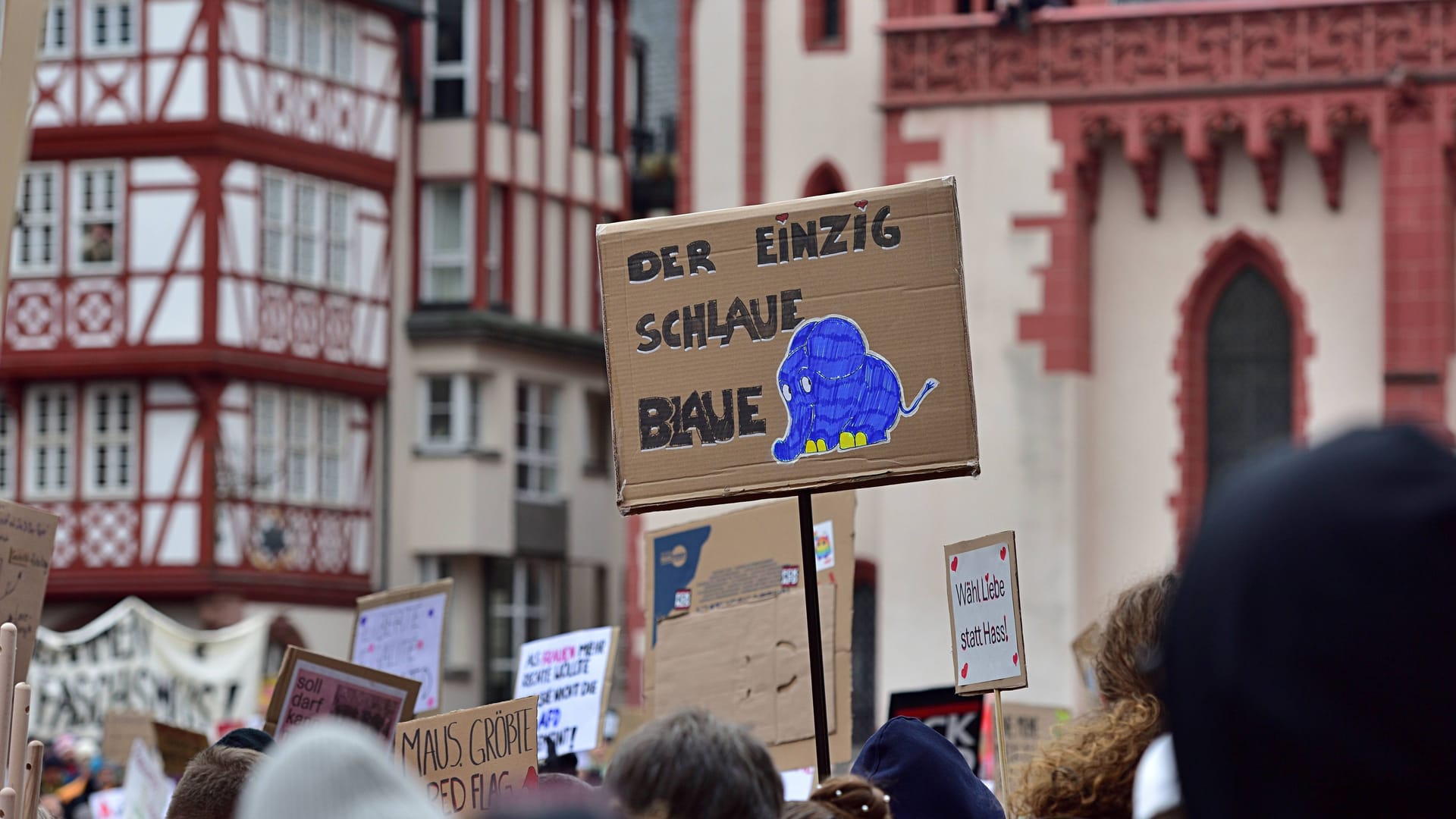 Menschen bei einer Demo auf dem Römerberg (Archivbild):