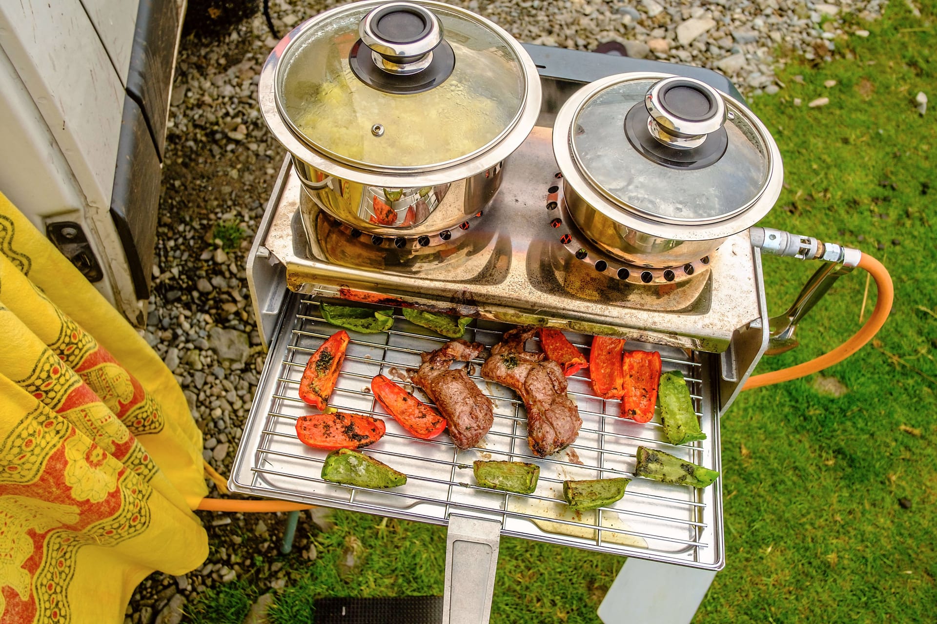 Gasherd mit Grill: Viele Camper haben eine vollständige Koch- und Küchenausstattung dabei.