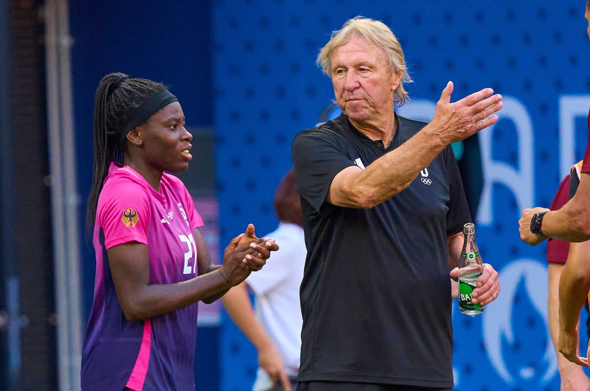 Horst Hrubesch (r.) neben Nicole Anyomi: Bei den Olympischen Spielen in Paris holte Deutschland Bronze.
