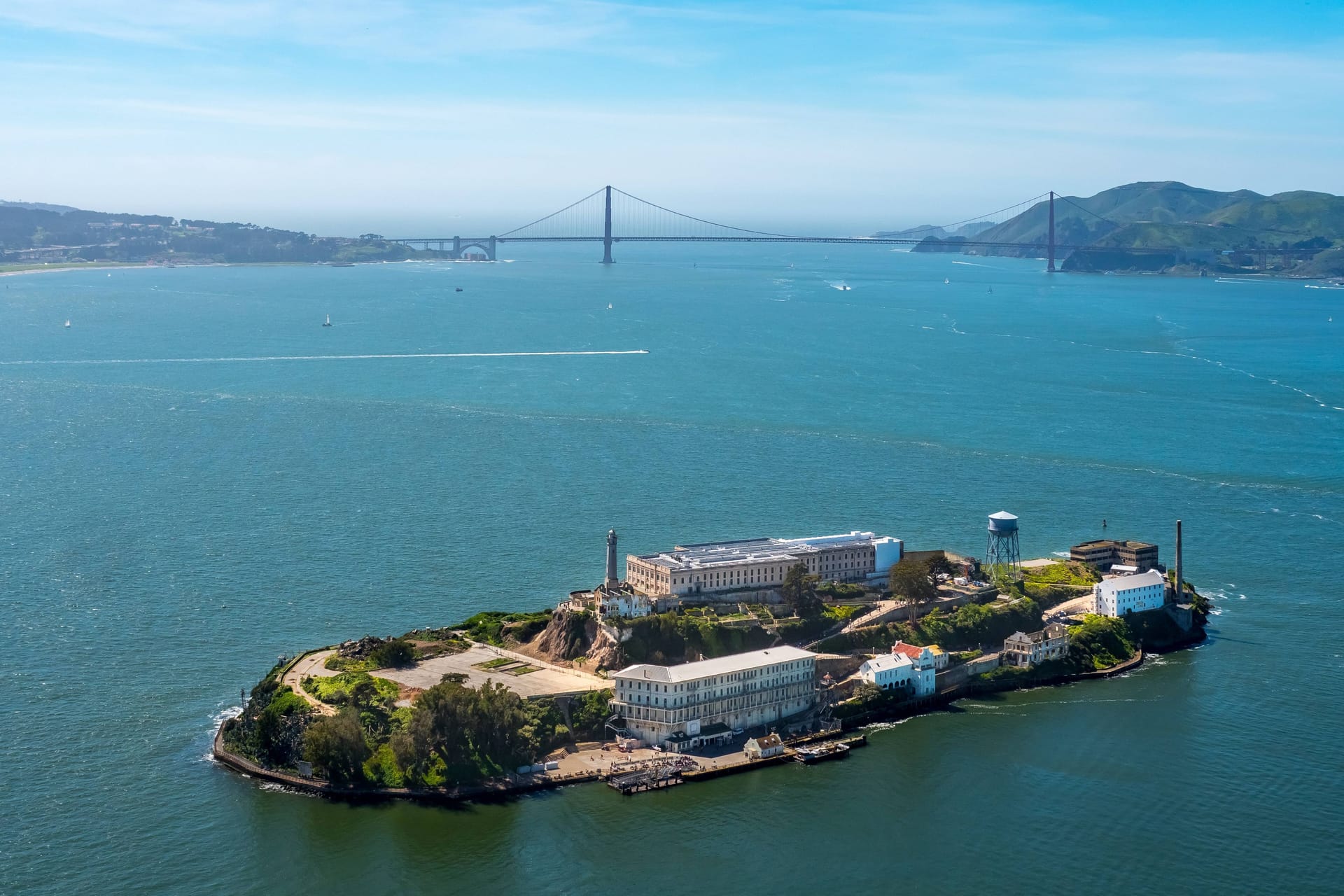 Alcatraz vor dem Hintergrund der Golden Gate Bridge: Einst Gefängnis für Gangster, heute Touristenmagnet.