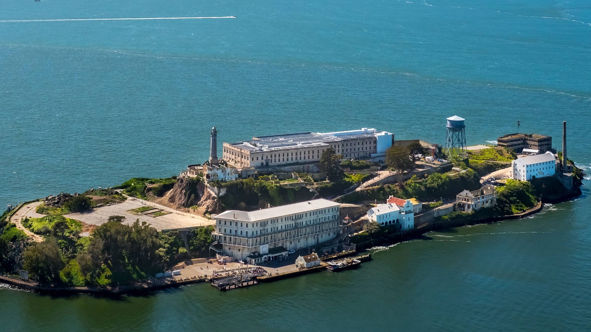 Alcatraz vor dem Hintergrund der Golden Gate Bridge: Einst Gefängnis für Gangster, heute Touristenmagnet. Alcatraz vor dem Hintergrund der Golden Gate Bridge: Einst Gefängnis für Gangster, heute Touristenmagnet.