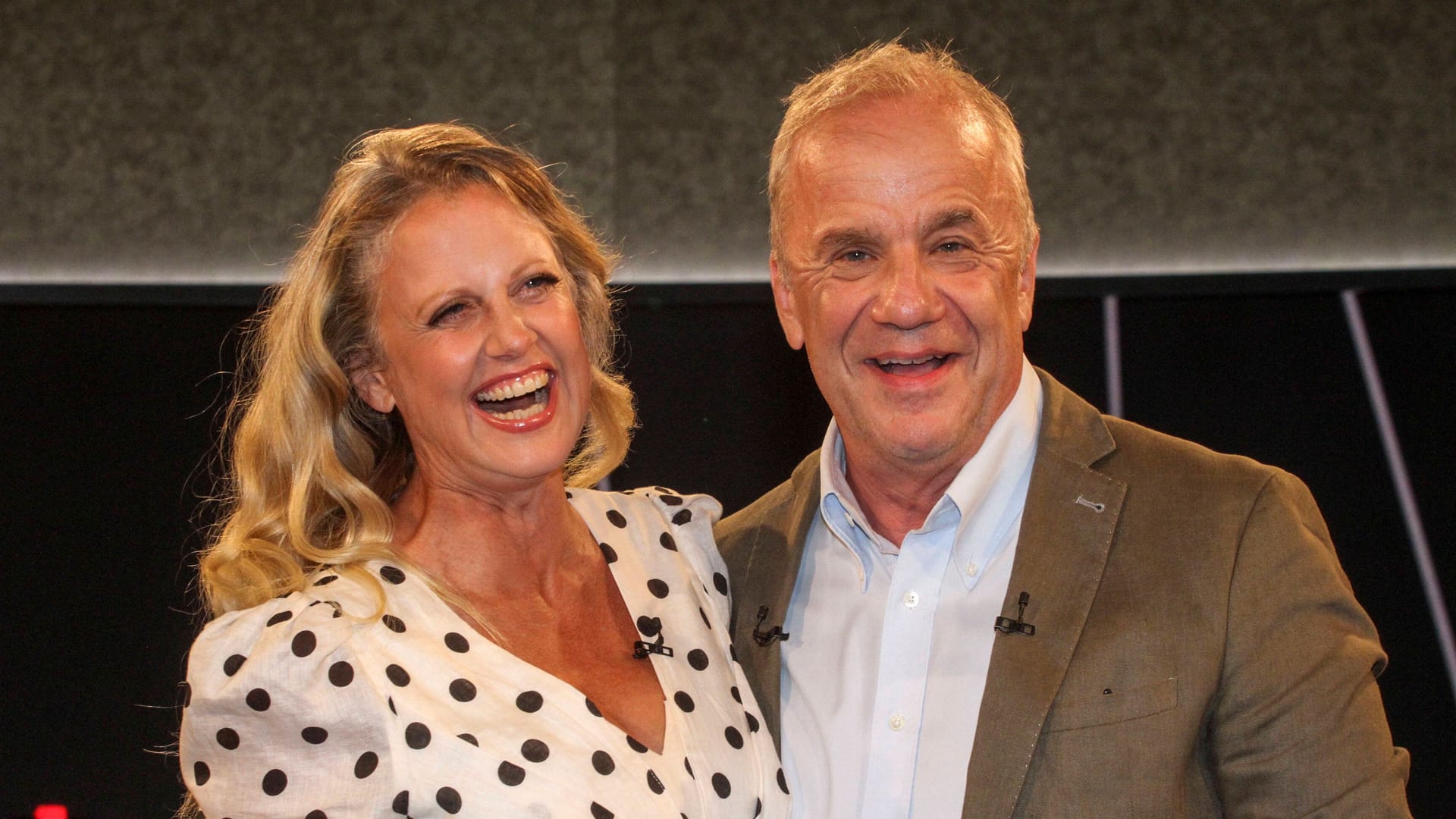 Barbara Schoeneberger und Hubertus Meyer-Burckhardt moderieren gemeinsam die "NDR Talk Show". Barbara Schoeneberger und Hubertus Meyer-Burckhardt moderieren gemeinsam die "NDR Talk Show".