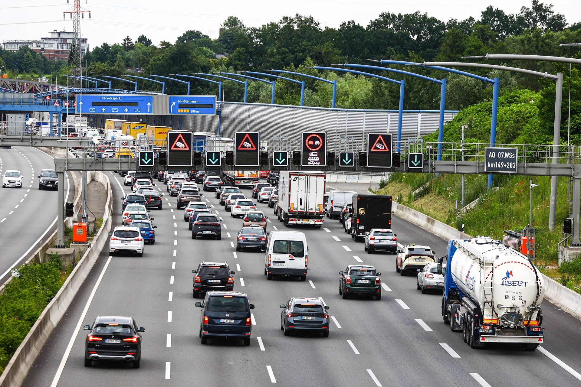 Stau auf der A7 vor dem Elbtunnel (Archivbild): Die Fahrbahn am Freitagmorgen nur einspurig befahrbar.