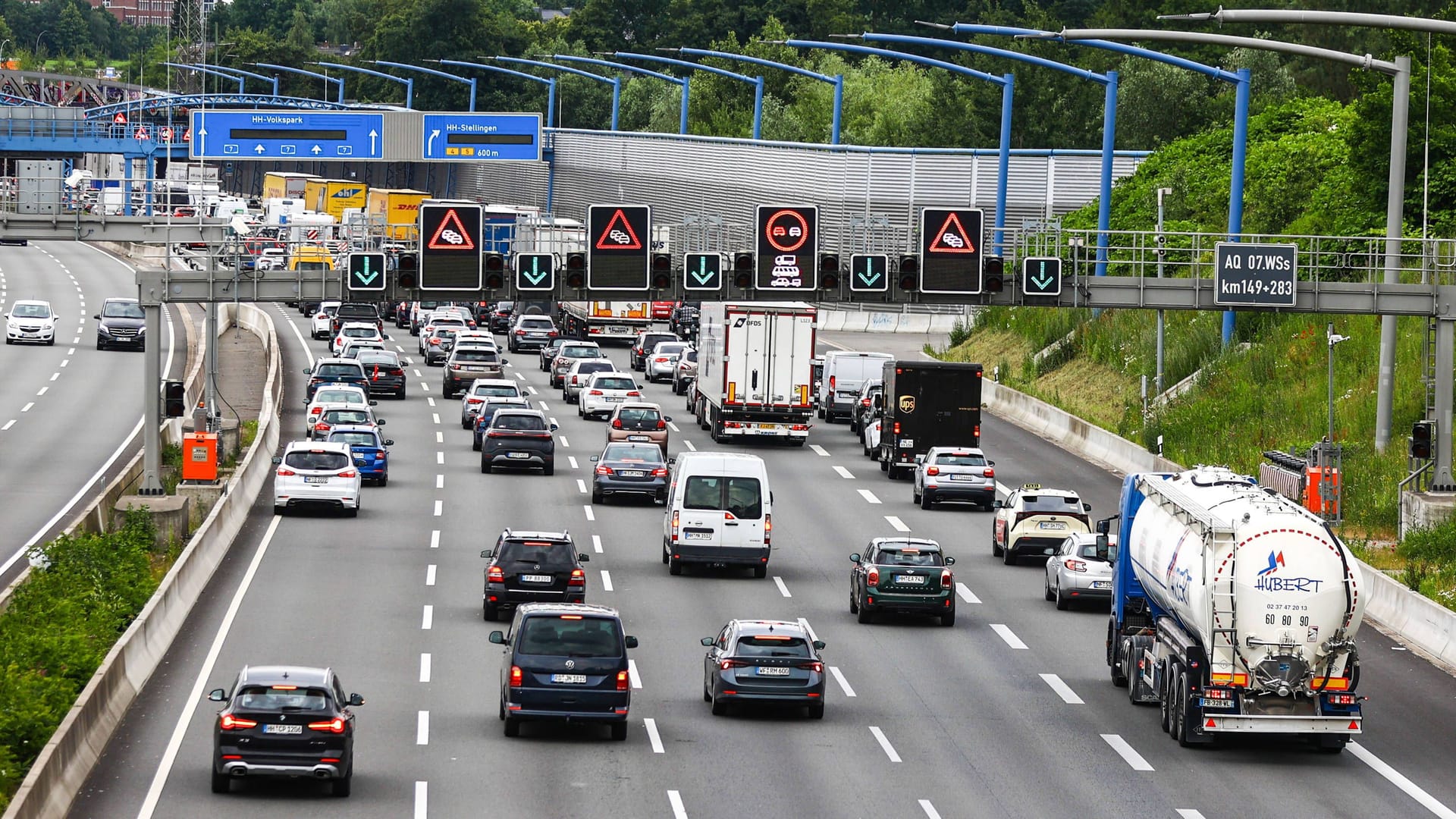 Stau auf der A7 vor dem Elbtunnel (Archivbild): Die Fahrbahn am Freitagmorgen nur einspurig befahrbar. Stau auf der A7 vor dem Elbtunnel (Archivbild): Die Fahrbahn am Freitagmorgen nur einspurig befahrbar.
