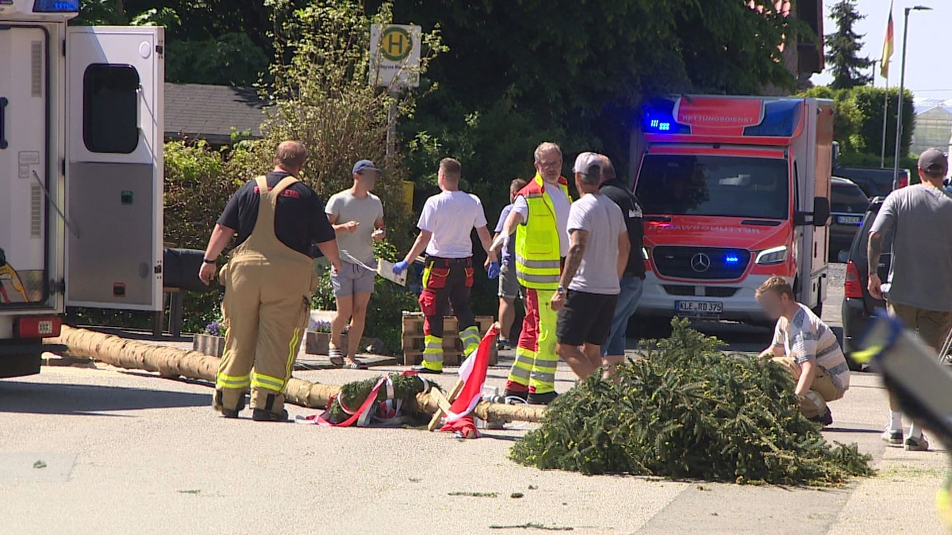 Maibaum kippt um - mehrere Verletzte Maibaum kippt um - mehrere Verletzte