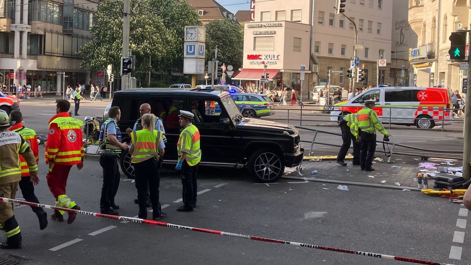 Einsatzkräfte an Unfallstelle: Ein Auto fährt in Stuttgart in eine Gruppe, es gibt mehrere Verletzte.