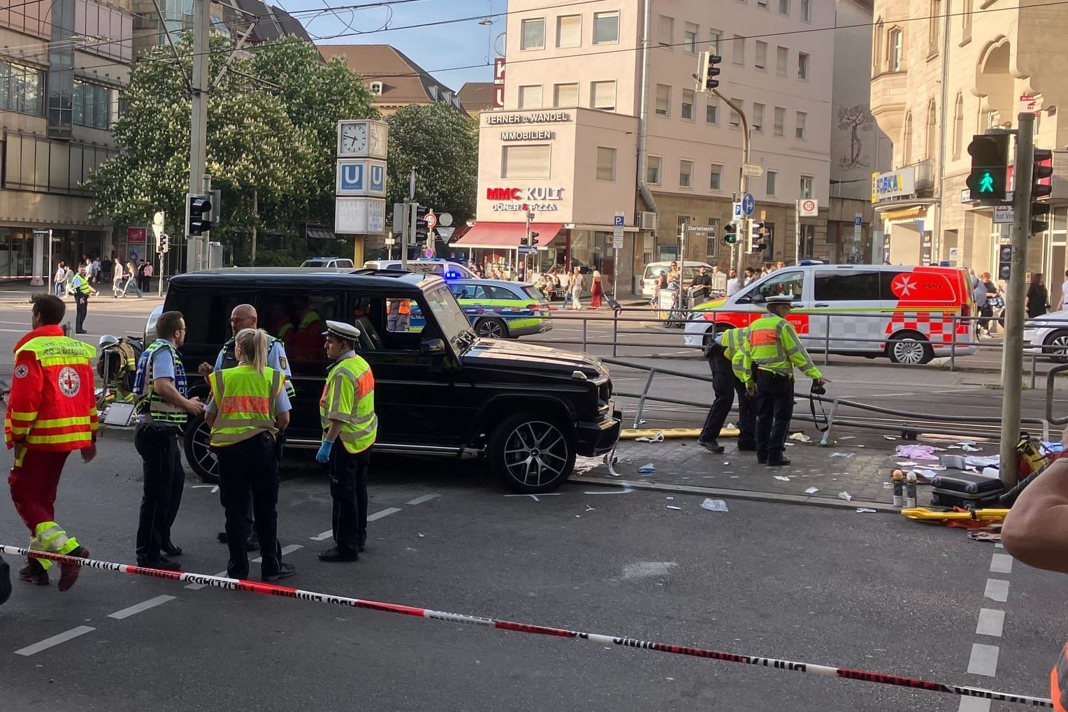 Einsatzkräfte an Unfallstelle: Ein Auto fährt in Stuttgart in eine Gruppe, es gibt mehrere Verletzte.
