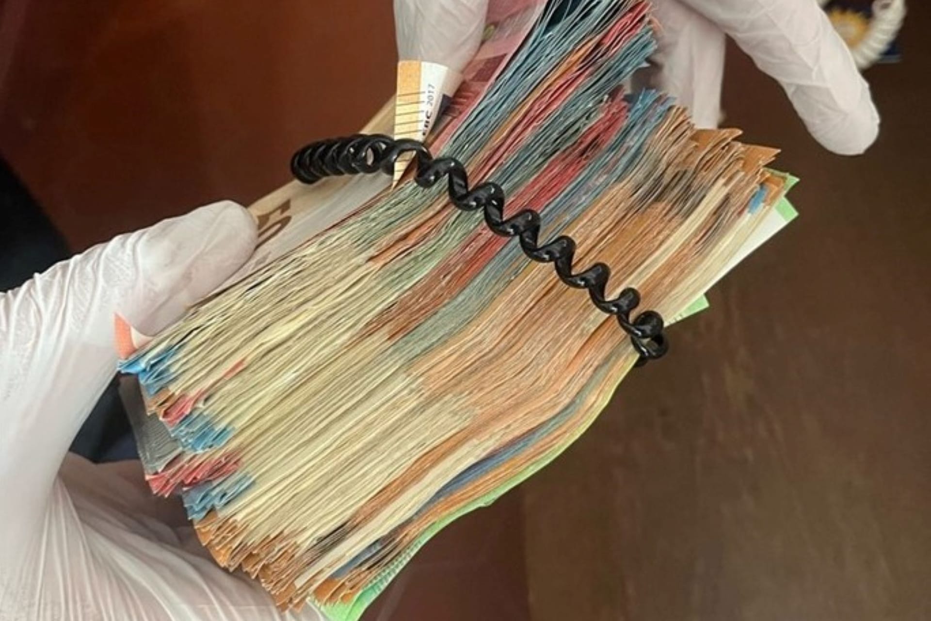 Die Polizei stellt Bargeld sicher: Rund 11.000 Euro wurden in dem Hotelzimmer gefunden.