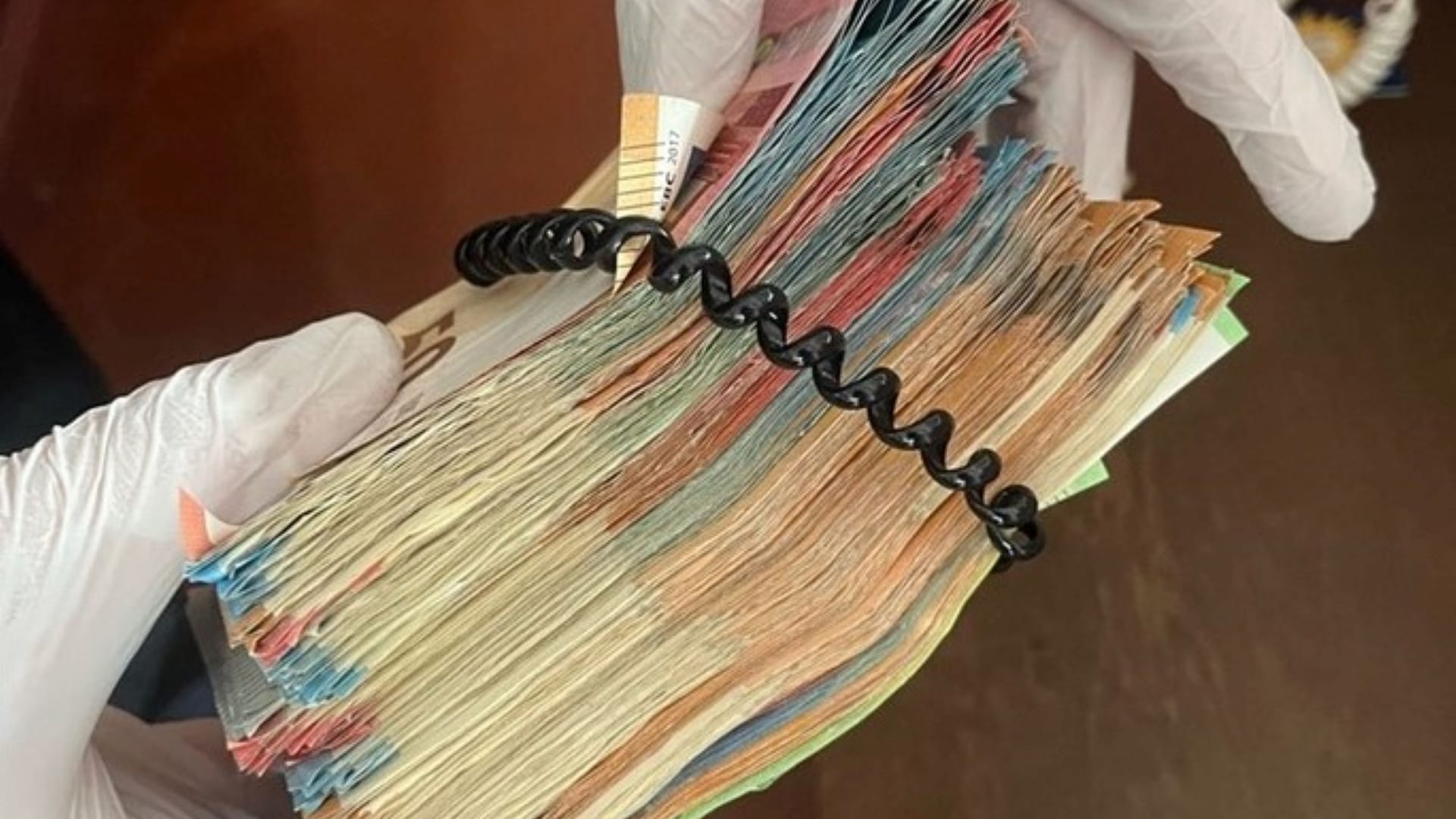 Die Polizei stellt Bargeld sicher: Rund 11.000 Euro wurden in dem Hotelzimmer gefunden. Die Polizei stellt Bargeld sicher: Rund 11.000 Euro wurden in dem Hotelzimmer gefunden.