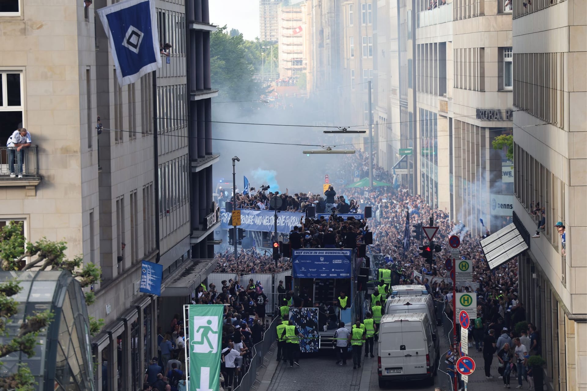 Rauschende HSV-Party: Auf Trucks fuhren die Aufstiegshelden durch Hamburg.