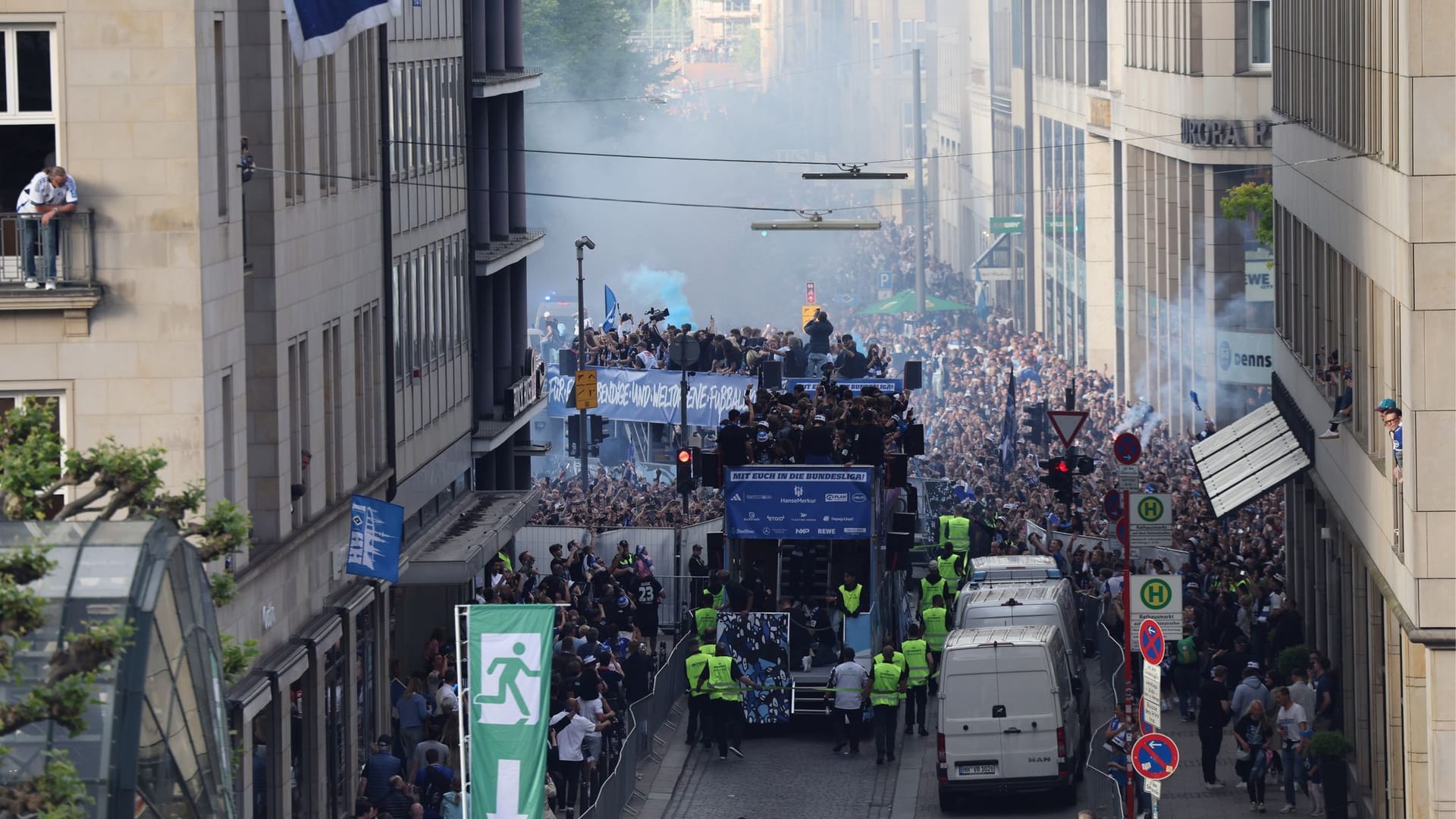 Rauschende HSV-Party: Auf Trucks fuhren die Aufstiegshelden durch Hamburg.