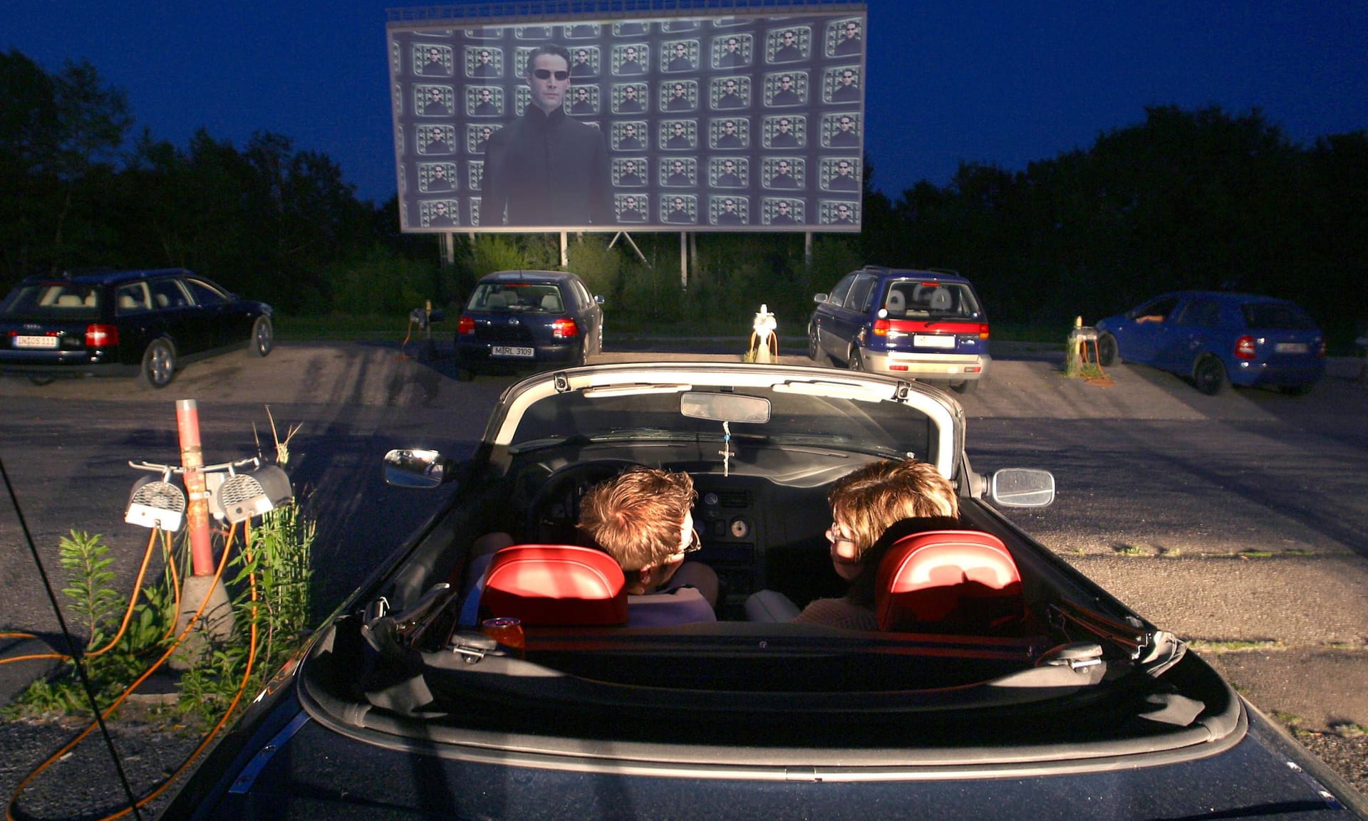 Zwei Personen in einem Cabrio im Autokino in Aschheim (Archivbild).