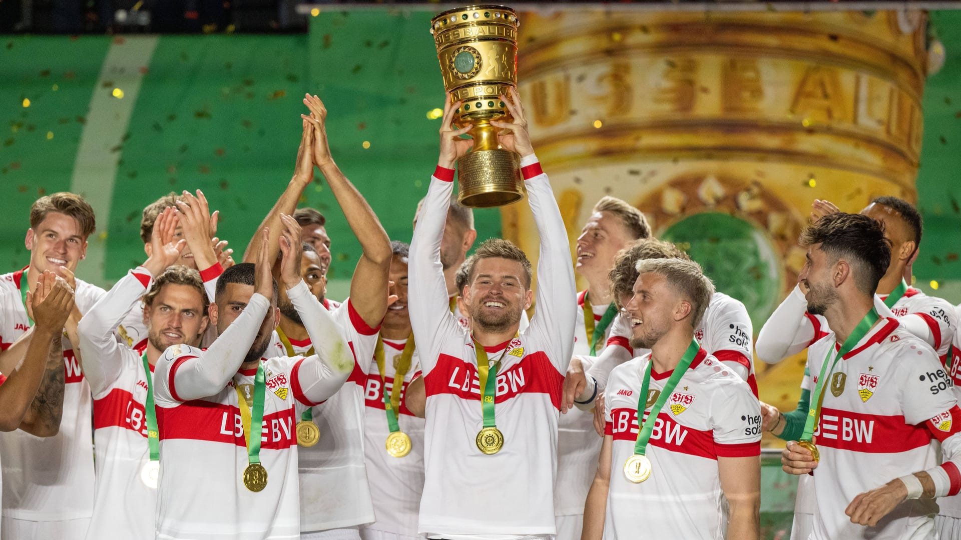 Der Berliner Junge mit dem DFB-Pokal: Maximilian Mittelstädt (M.).