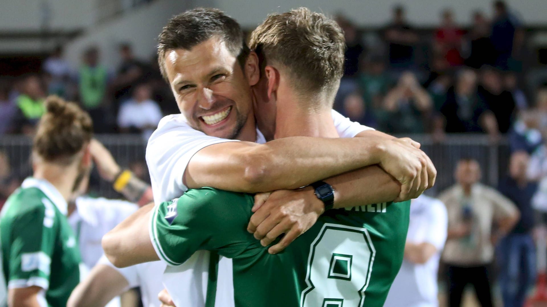 Sportdirektor Andreas Brendler (l.) feiert mit Thomas Meissner: Der Jubel in Schweinfurt war groß.