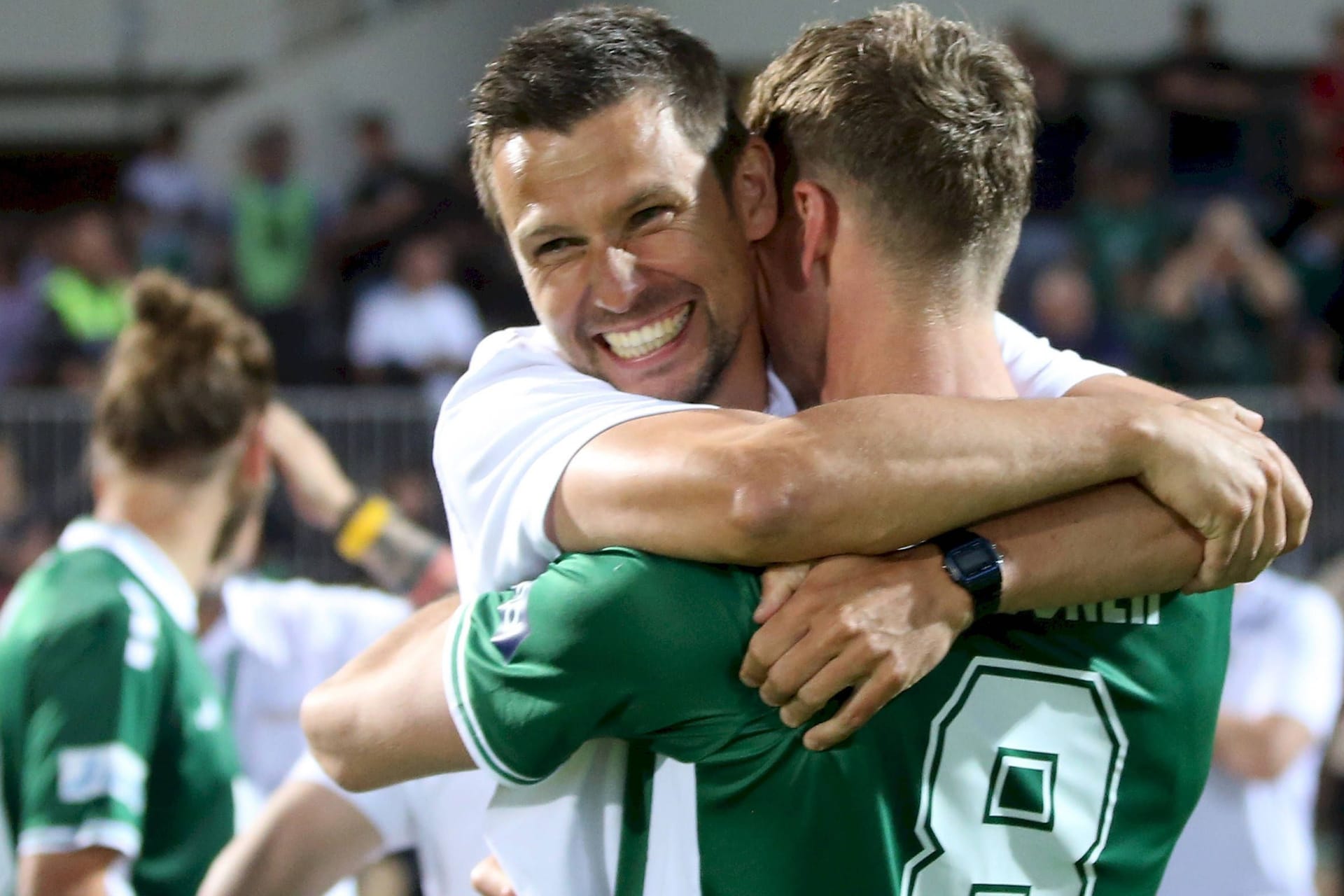 Sportdirektor Andreas Brendler (l.) feiert mit Thomas Meissner: Der Jubel in Schweinfurt war groß.