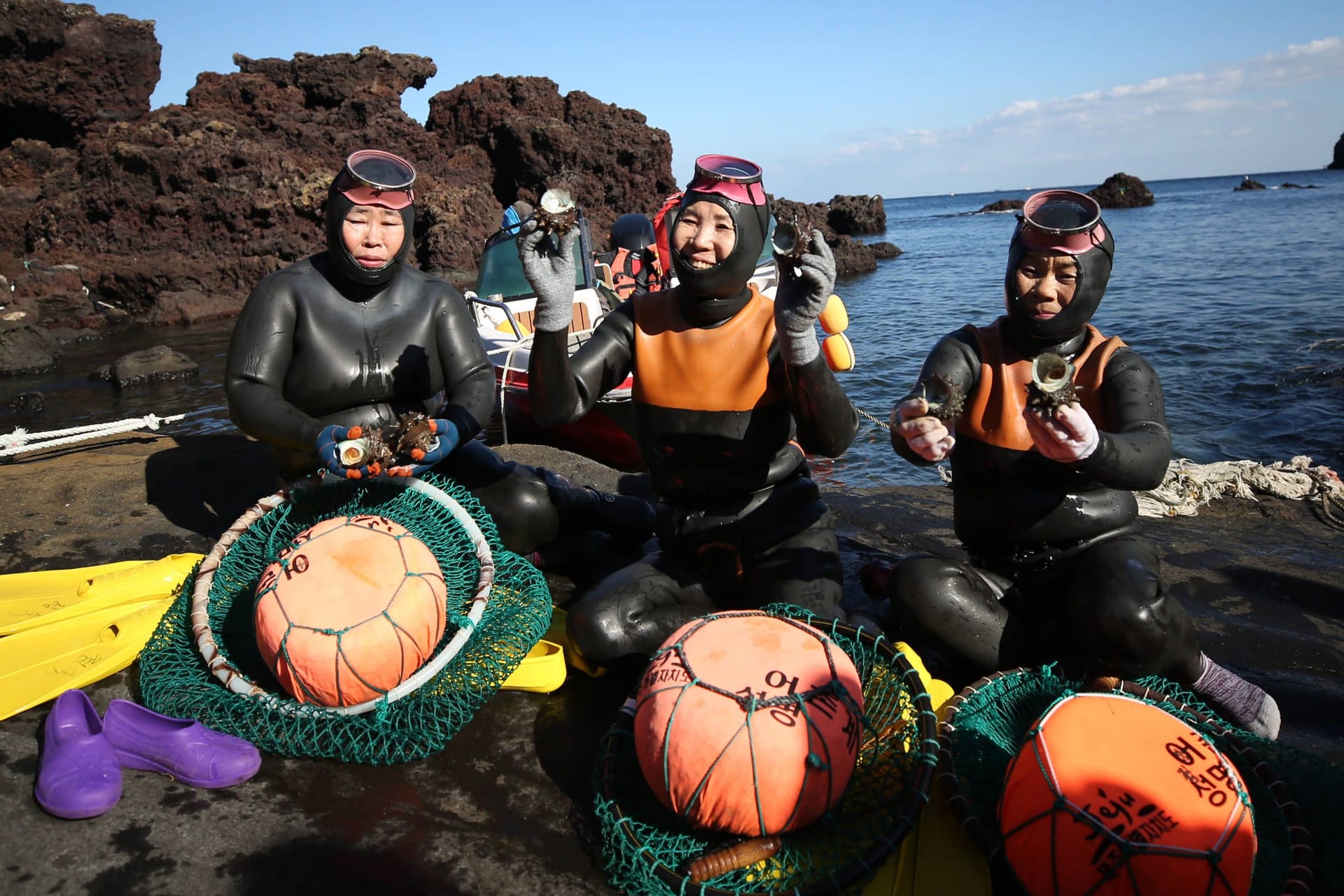 Drei Haenyeo-Frauen, die vor der koreanischen Insel Jeju tauchen. Sie haben sich offenbar genetisch an die Unternehmungen im Wasser angepasst. (Archivbild)