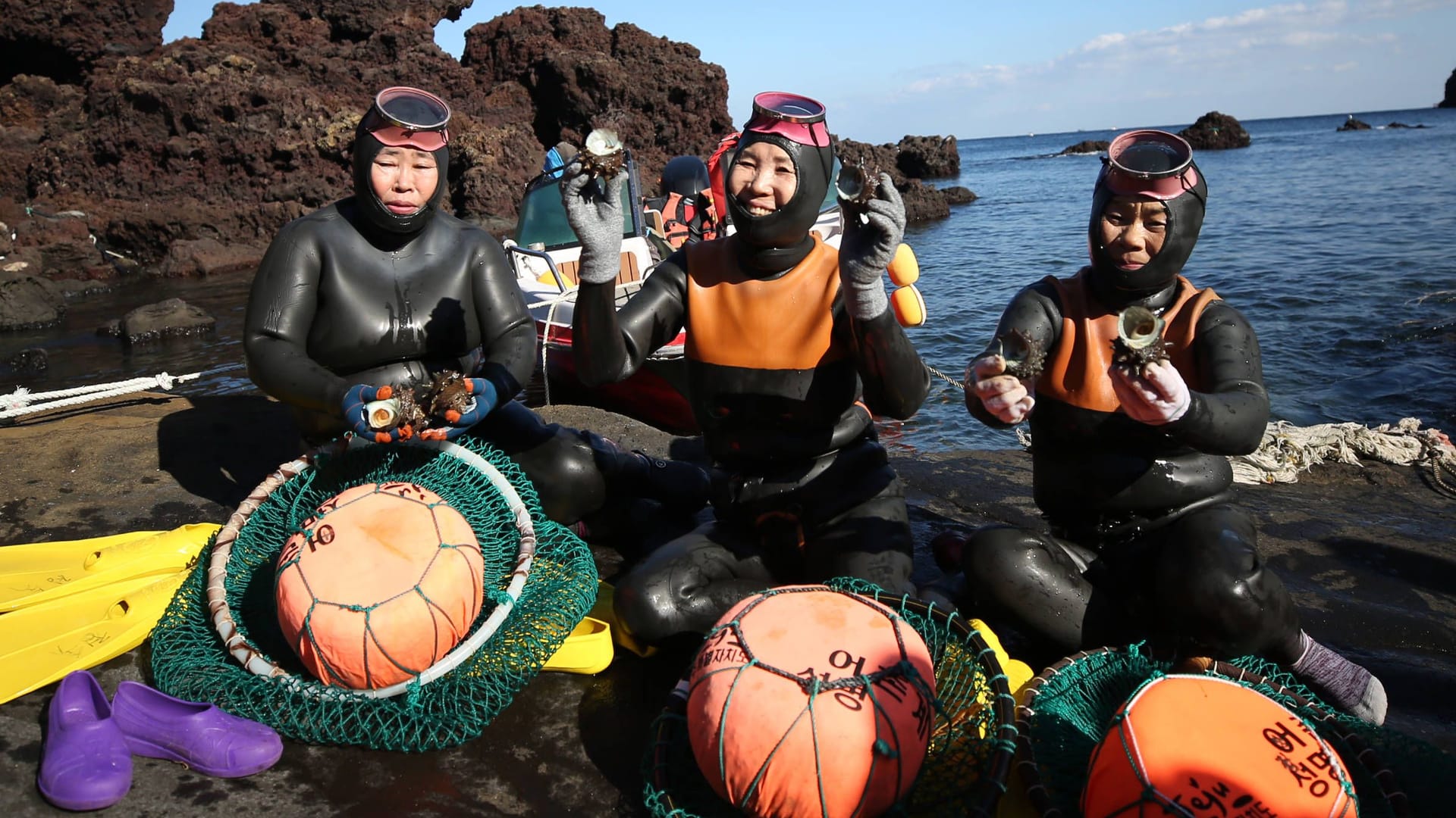 Drei Haenyeo-Frauen, die vor der koreanischen Insel Jeju tauchen. Sie haben sich offenbar genetisch an die Unternehmungen im Wasser angepasst. (Archivbild)