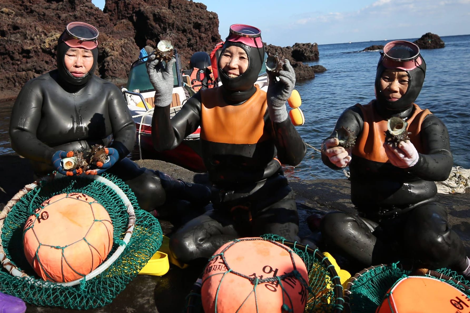 Drei Haenyeo-Frauen, die vor der koreanischen Insel Jeju tauchen. Sie haben sich offenbar genetisch an die Unternehmungen im Wasser angepasst. (Archivbild) Drei Haenyeo-Frauen, die vor der koreanischen Insel Jeju tauchen. Sie haben sich offenbar genetisch an die Unternehmungen im Wasser angepasst. (Archivbild)