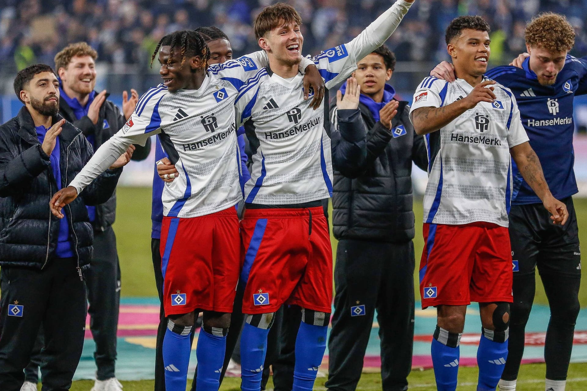 HSV-Profis feiern einen Heimsieg vor der Nordtribüne (Archivbild): Am Samstag kann der Klub im eigenen Stadion den Aufstieg perfekt machen – die Vorfreude unter den Fans ist groß.