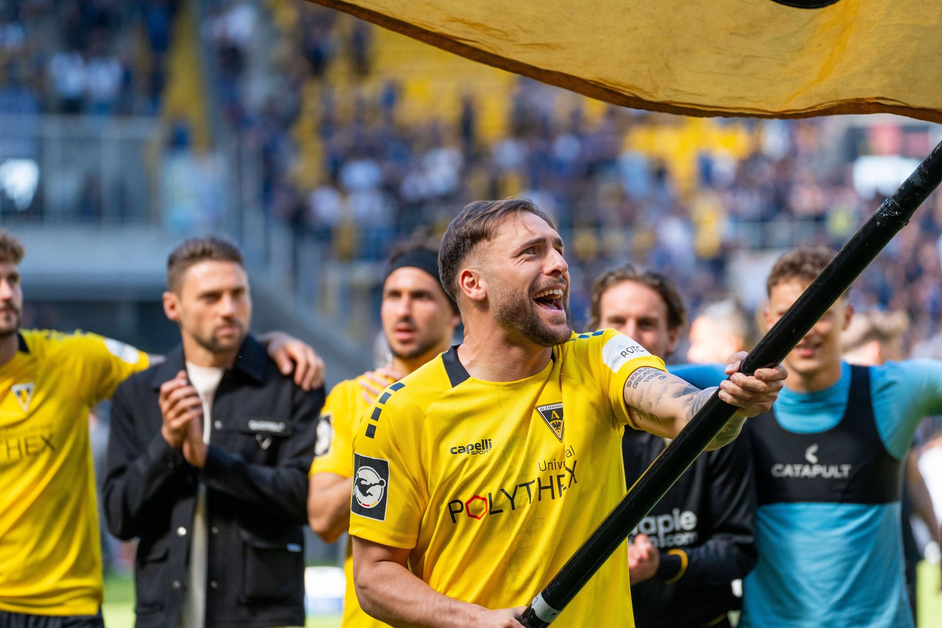 Feiern Sieg und Klassenerhalt mit den Fans: Nils Winter und seine Teamkollegen von Alemannia Aachen.