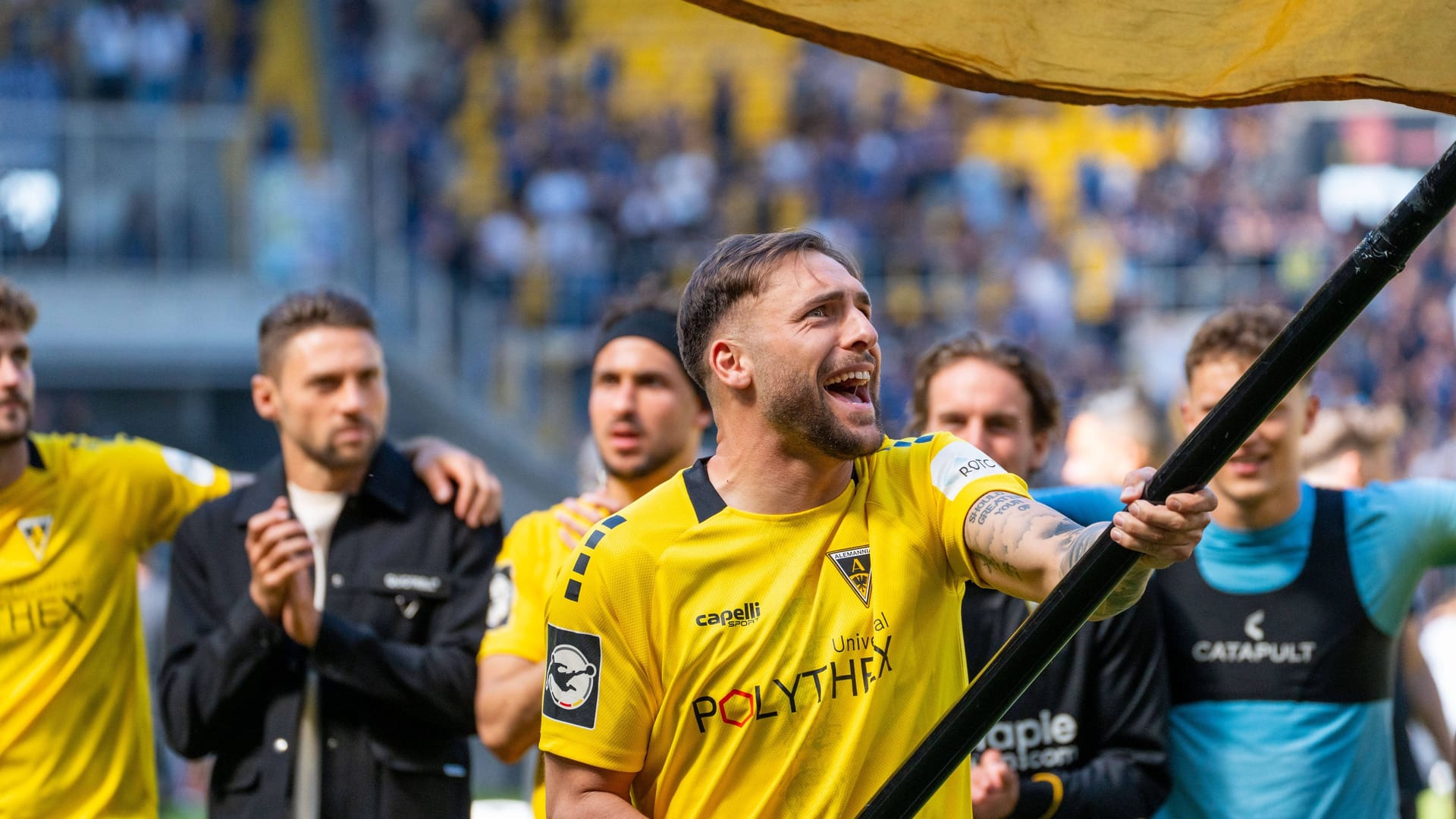Feiern Sieg und Klassenerhalt mit den Fans: Nils Winter und seine Teamkollegen von Alemannia Aachen.