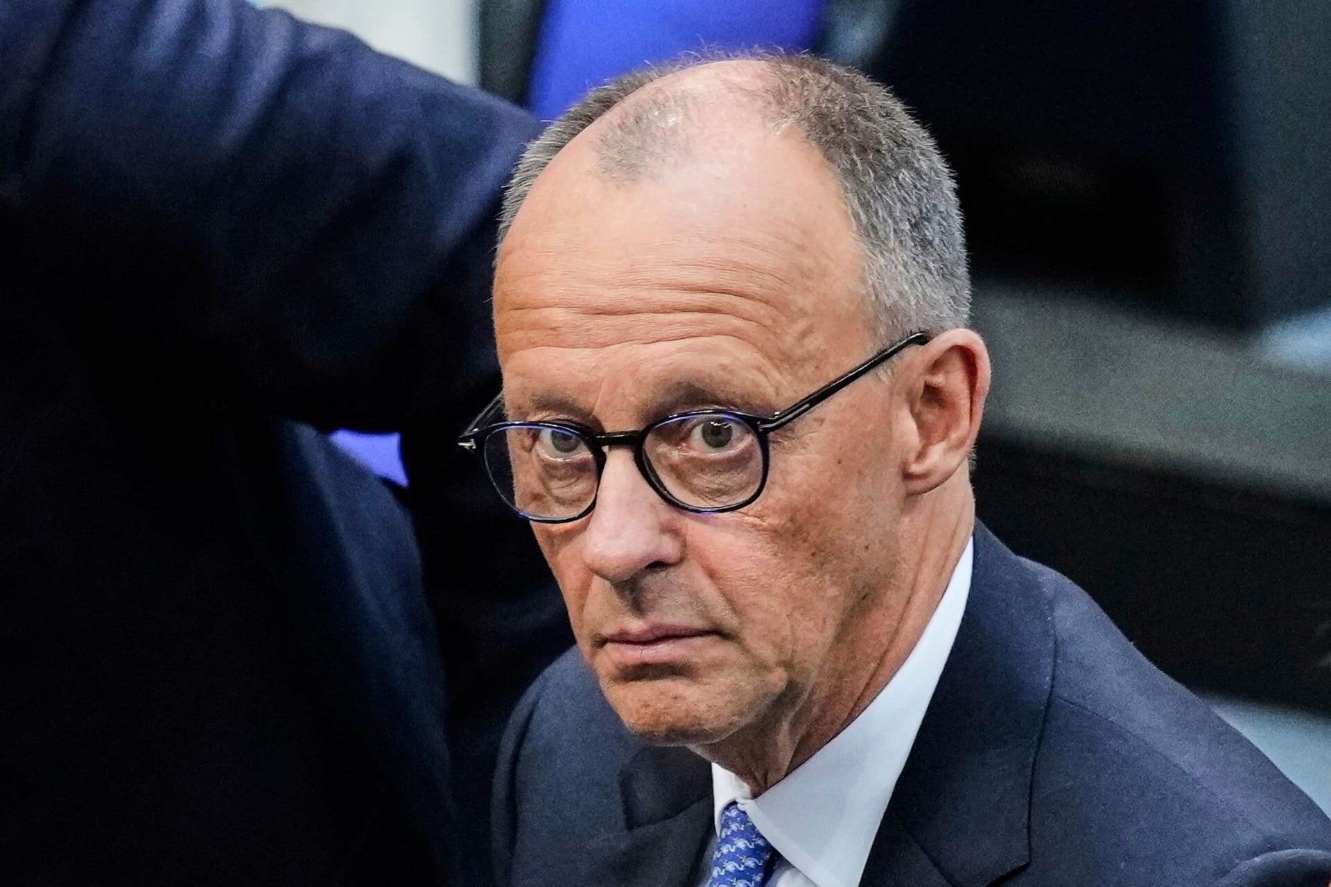 Merz in dem Moment, als er hört, dass er im ersten Wahlgang durchgefallen ist.