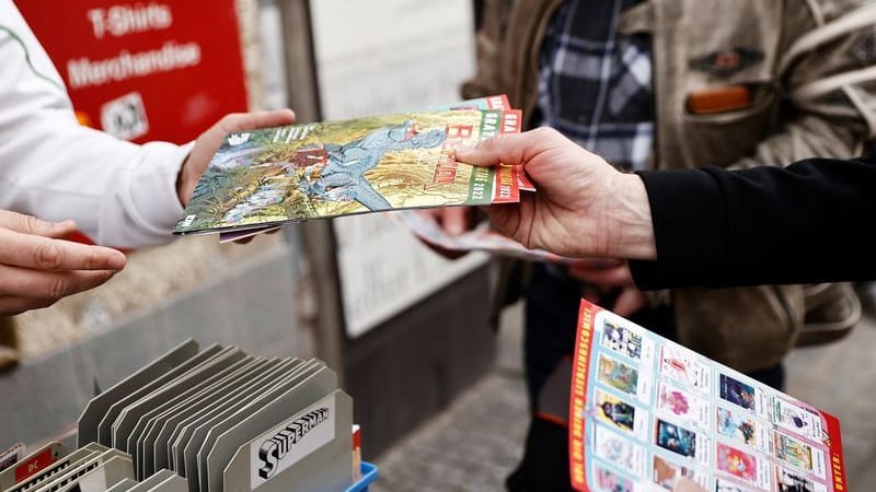 Ein Mitarbeiter sucht für Interessenten vor einer Comic-Buchhandlung Comic-Hefte heraus (Symbolbild): Ziel der Aktion ist es, den stationären Buchhandel gegenüber der Online-Konkurrenz zu stärken. Ein Mitarbeiter sucht für Interessenten vor einer Comic-Buchhandlung Comic-Hefte heraus (Symbolbild): Ziel der Aktion ist es, den stationären Buchhandel gegenüber der Online-Konkurrenz zu stärken.