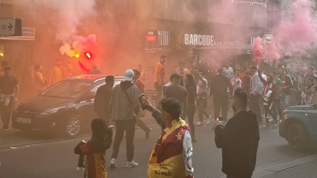 Anhänger von Galatasaray Istanbul feiern ebenfalls in der Stadt.