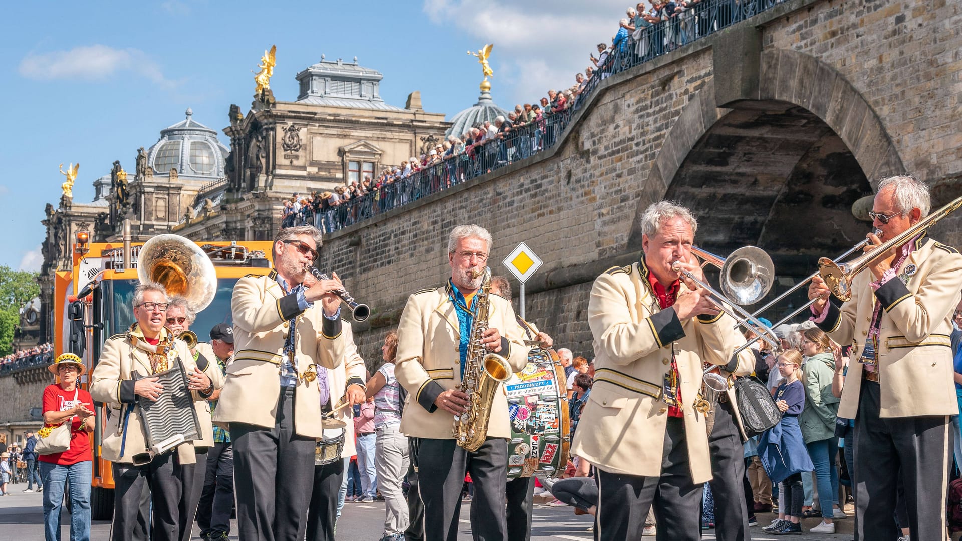 Abschlussparade des 50. Dixieland Festival zieht am Terrassenufer vorbei (Archivbild):