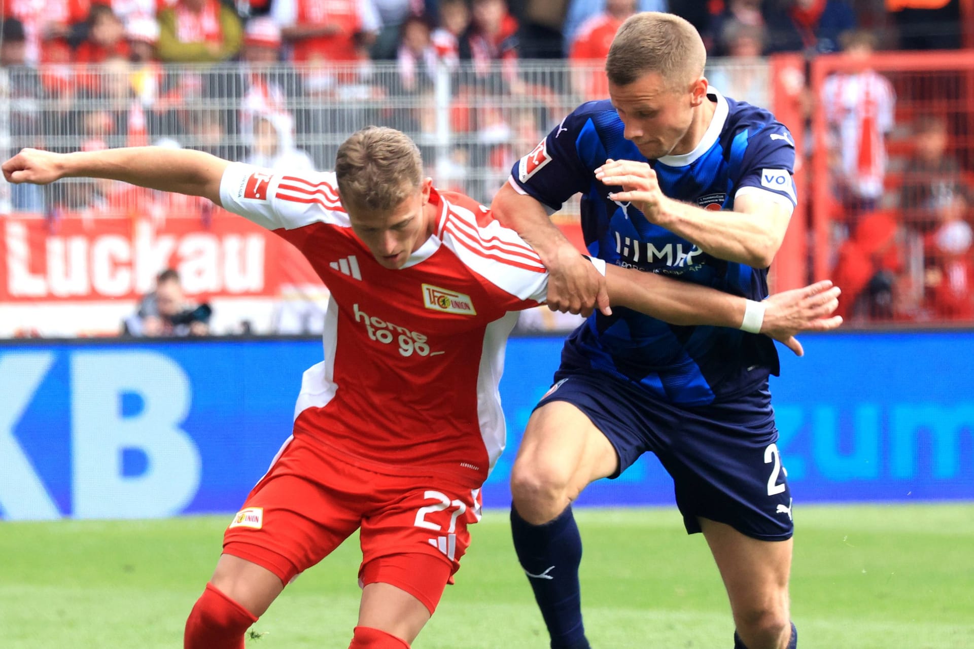 Duell in Berlin: Unions Marin Ljubičić (l.) im Duell mit Heidenheims Adrian Beck.