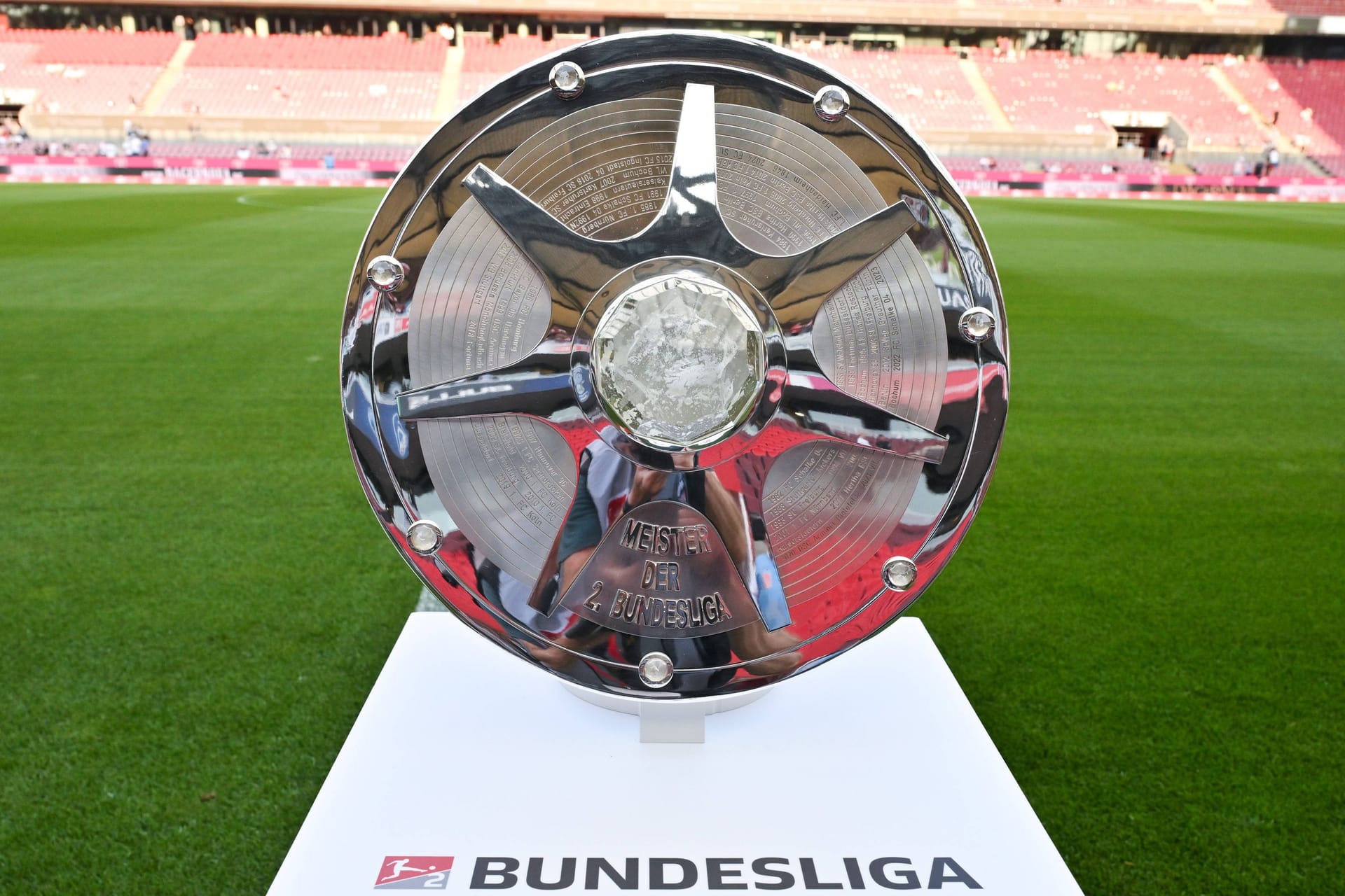 "Meister der 2. Bundesliga": Die Trophäe wird seit der Saison 2008/09 vergeben.