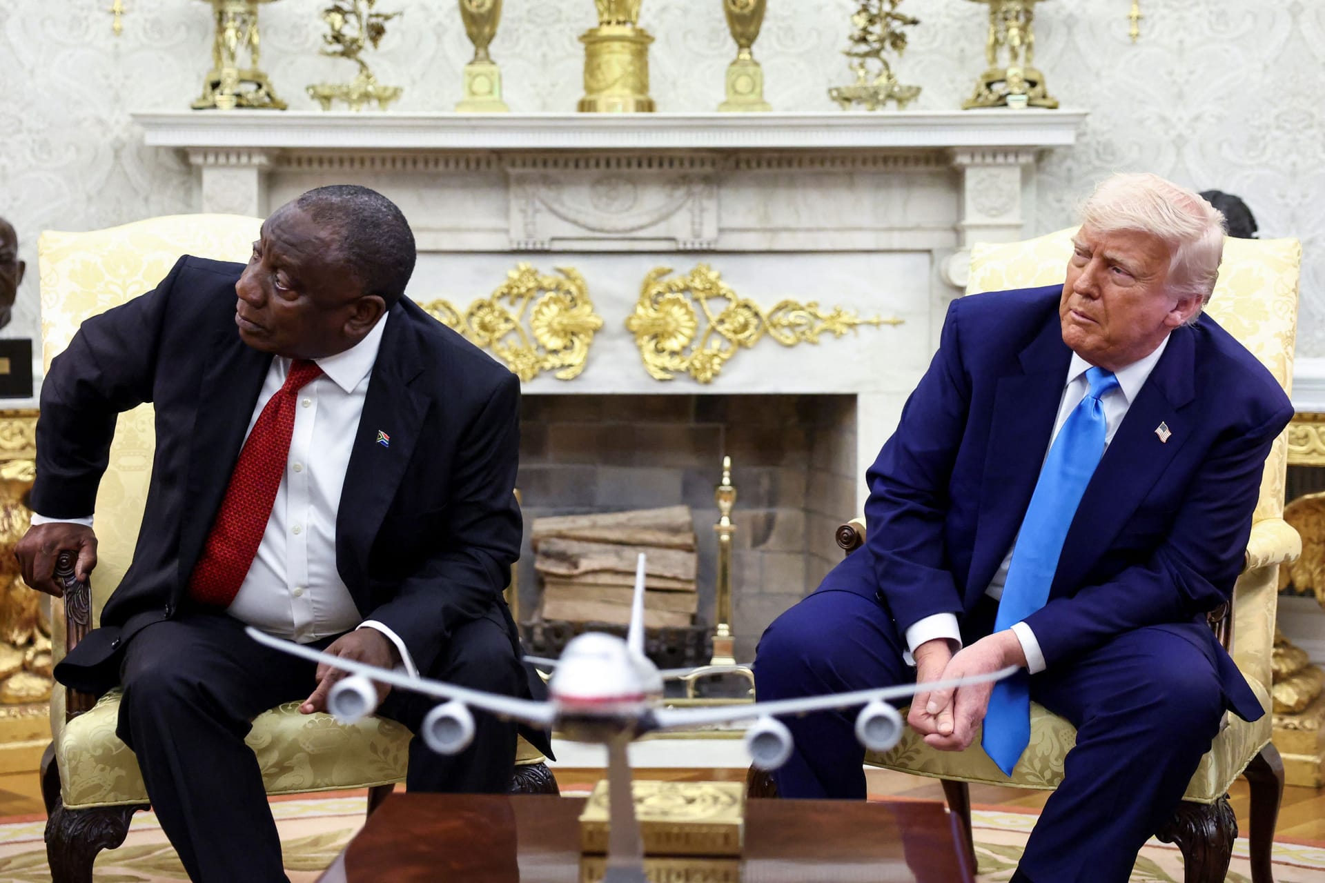Ein umstrittenes Geschenk aus Katar? Eine entsprechende Frage eines Reporters brachte Trump (r.) in Rage.