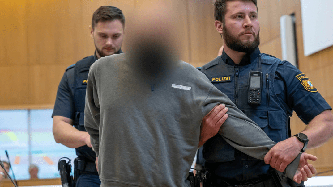 Dieter S.: Zwei Polizisten bringen den Deutschrussen zum Prozess wegen Spionage- und Sabotageplänen.