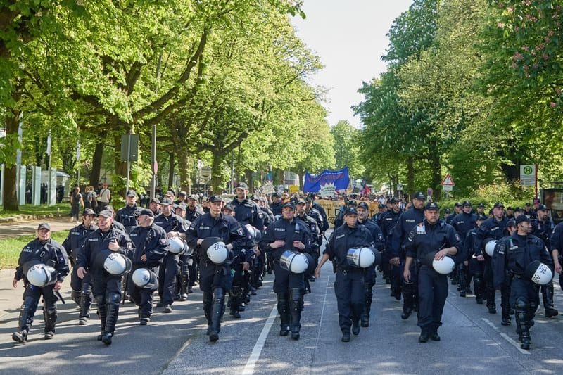 Die Polizei eskortiert die Teilnehmer der Demonstration am 1. Mai 2024: Dieses Jahr gehen wieder verschiedene linke Gruppen auf die Straße.