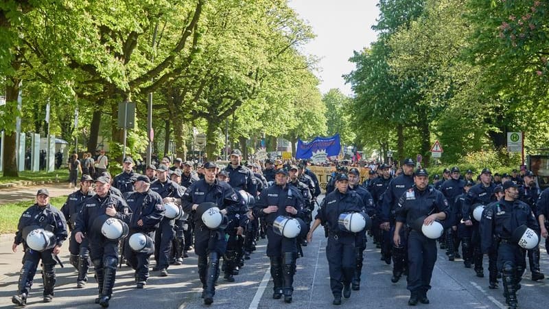 Die Polizei eskortiert die Teilnehmer der Demonstration am 1. Mai 2024: Dieses Jahr gehen wieder verschiedene linke Gruppen auf die Straße.
